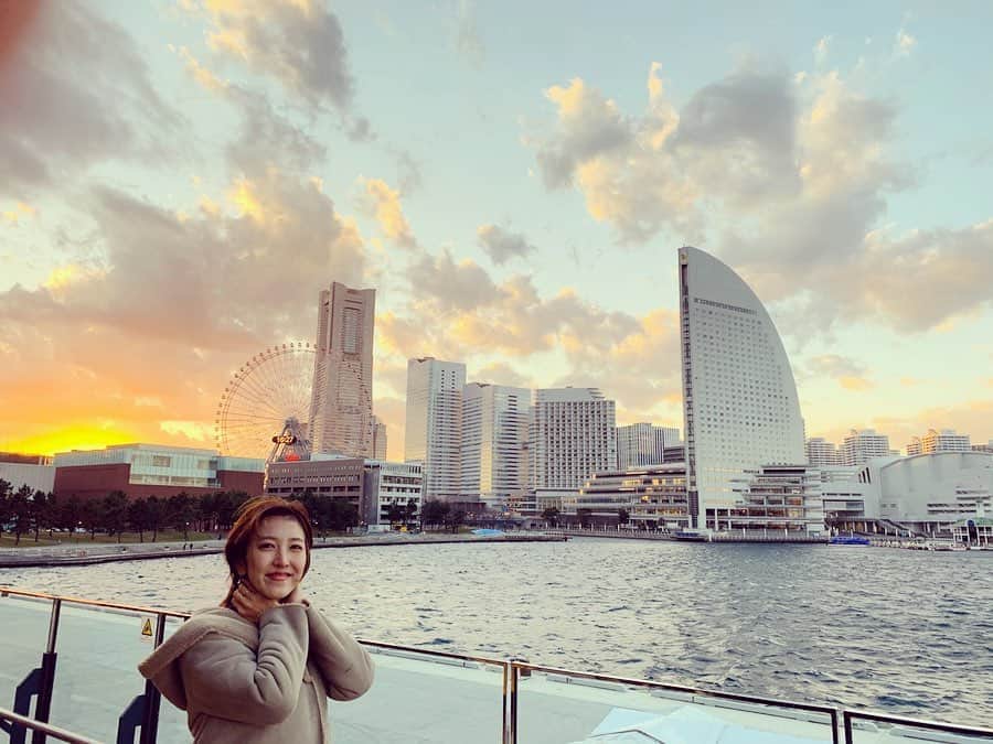 小澤陽子さんのインスタグラム写真 - (小澤陽子Instagram)「𝚒𝚗 𝚙𝚛𝚒𝚟𝚊𝚝𝚎❁  お正月は、地元の横浜で、久々にゆっくりとした時間を過ごしました☺️🏝⚓️ あっという間…！. . さて！2020年も、お仕事がんばりますっ！ . . 🌞2020年３つの目標🌟 ❁沢山感じ、インプットの多い年に ❁人のために尽くせる年に ❁ゆったり過ごせる時間を作る  年末に、１番の思い出は？と聞かれた時に、すぐ出てこなくて、それくらいその日その日で過ごしていて、生活を振り返ることも先を見る暇もないくらい、忙しく仕事や予定が詰まった年だった。良くも悪くもだけど、『過ぎ去っていく』というイメージ。。 今年はオリンピックもあるけれど、もっとゆとりを作って、”考える時間、ゆったりと自分のために過ごす時間”を作れる年にしたい…！ . . 今夜は早速🐴馬好王国、始動っ！✨ 明日は、日曜報道 the PRIME(マサかのスポーツ)、そして　BSスーパーKEIBA もありますよ🥰 . . #左上の方向に #撮影してくれた母の指が入っていますが #横浜 の #Newスポット　から #2019年最後のサンセット　を見ました🌅 #おみくじ🥠#小吉 #みなさんもぜひ横浜へ⚓︎」1月4日 20時47分 - yoko.ozawa729
