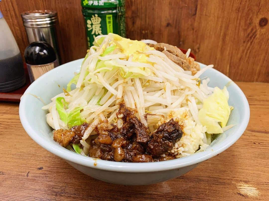 SUSURUさんのインスタグラム写真 - (SUSURUInstagram)「ラーメン二郎 池袋東口店 まぜそばニンニクアブラカラメ（からしマヨ）、生卵 池袋東口店にて二郎初め！ 未食だったまぜそばをいただきました。 濃い色のタレが平打ち太麺とよく絡みます。 塩分よりも甘みが先行するタイプのタレです。 噂の黒アブラ旨い😍味染みばっちり、プルプル食感です🐷 まぜそばは今年も期間限定で提供するみたいです。 気になった方はお早めに🍥 #susuru_tv #プライベート #ラーメン二郎池袋東口店 #池袋 #東京 #うまい  #ラーメン #らーめん #ramen #ラーメン部 #ramennoodles #毎日ラーメン生活 #麺スタグラム #japaneseramen #japanramen #foodstagram #foodie #noodles #instanoodle #instaramen #instafood #susururecommended #ラーメン二郎 #まぜそば」1月4日 20時48分 - susuru_tv