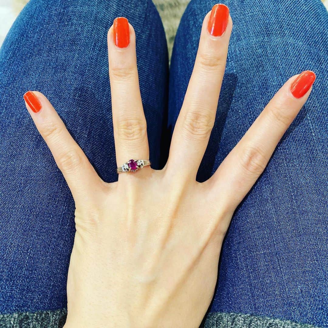 緒月遠麻さんのインスタグラム写真 - (緒月遠麻Instagram)「☺︎ 母が 大昔に使っていた 指輪をくれました🙌  #いきなり  この指輪💍 まさかの 左の薬指にしか入らない。笑  #赤紫 #ルビー #可愛い #アンティーク #💍 こりゃ 御守りだね😊」1月4日 20時49分 - toma_ozuki