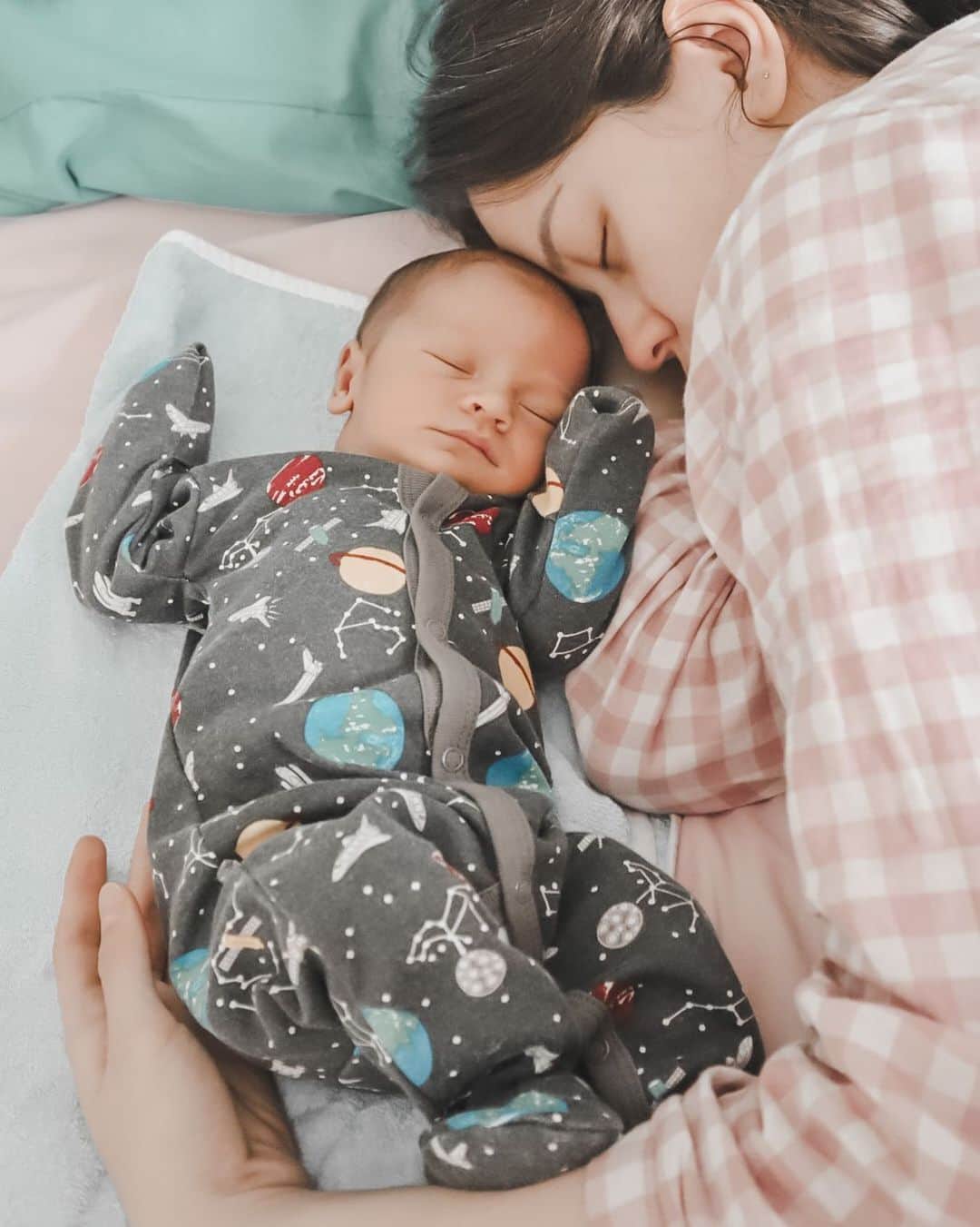 Kimberly Ryderのインスタグラム：「#LahiranDiLuar episode 2 is coming soon! Maaf lama banget... Susah juga ya ngedit dengan baby. 👶🏻 Anyway this is how we sleep every night now. He likes using me as his guling. 📷 @edward_akbar」