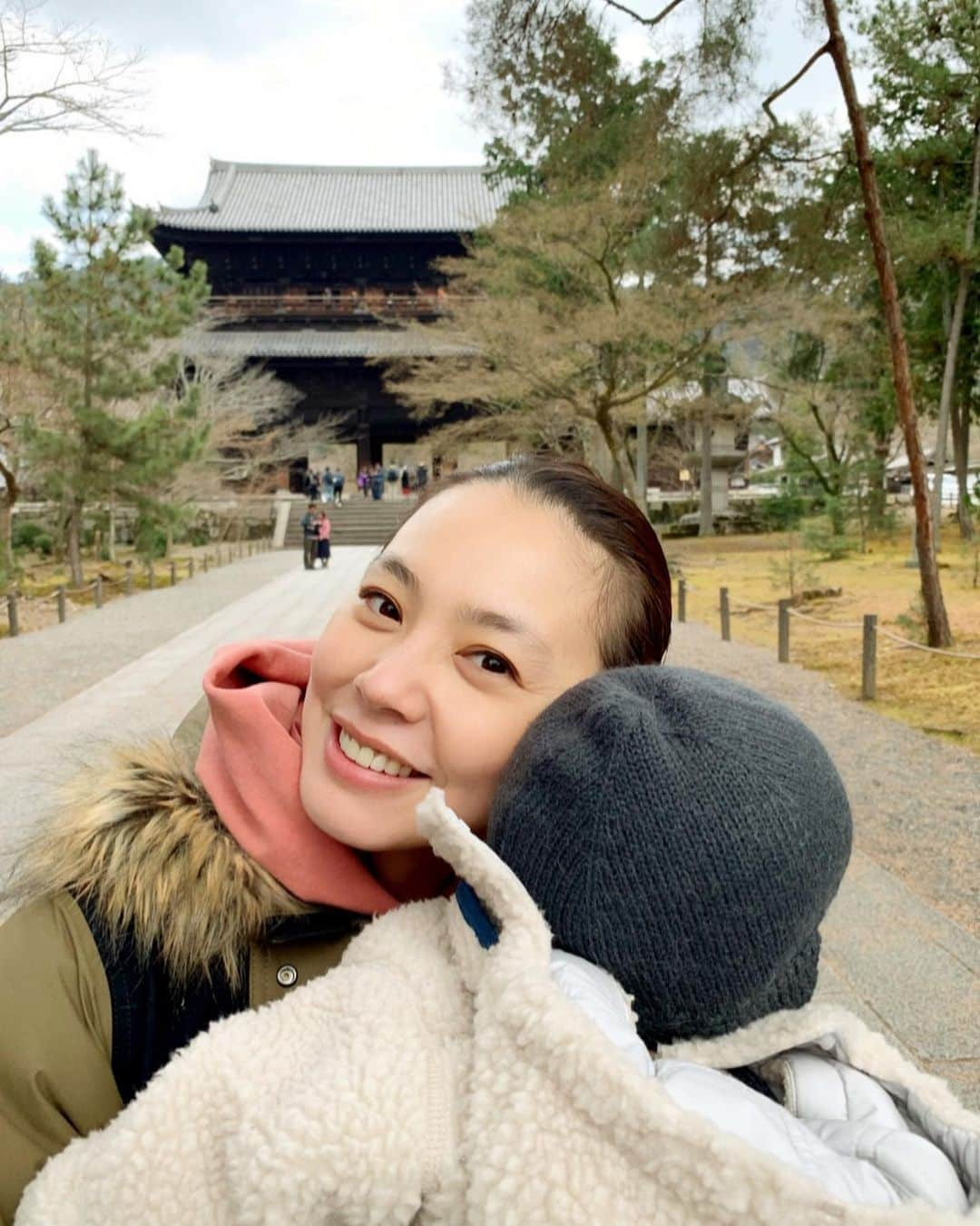 浅見れいなさんのインスタグラム写真 - (浅見れいなInstagram)「明けましておめでとうございます🎍 今年のお正月も実家でのんびり母のお節料理を食べたり、主人の実家の京都でいとこ達とワイワイ楽しく遊んだり充実したお正月を過ごしております😊 娘も沢山遊んで貰ってとっても楽しそう❣️ そろそろ通常モードにスイッチ🔛 今年は去年以上に皆様にお目に掛かれるよう頑張りますので、宜しくお願い致します🙏」1月4日 20時52分 - reina_asami