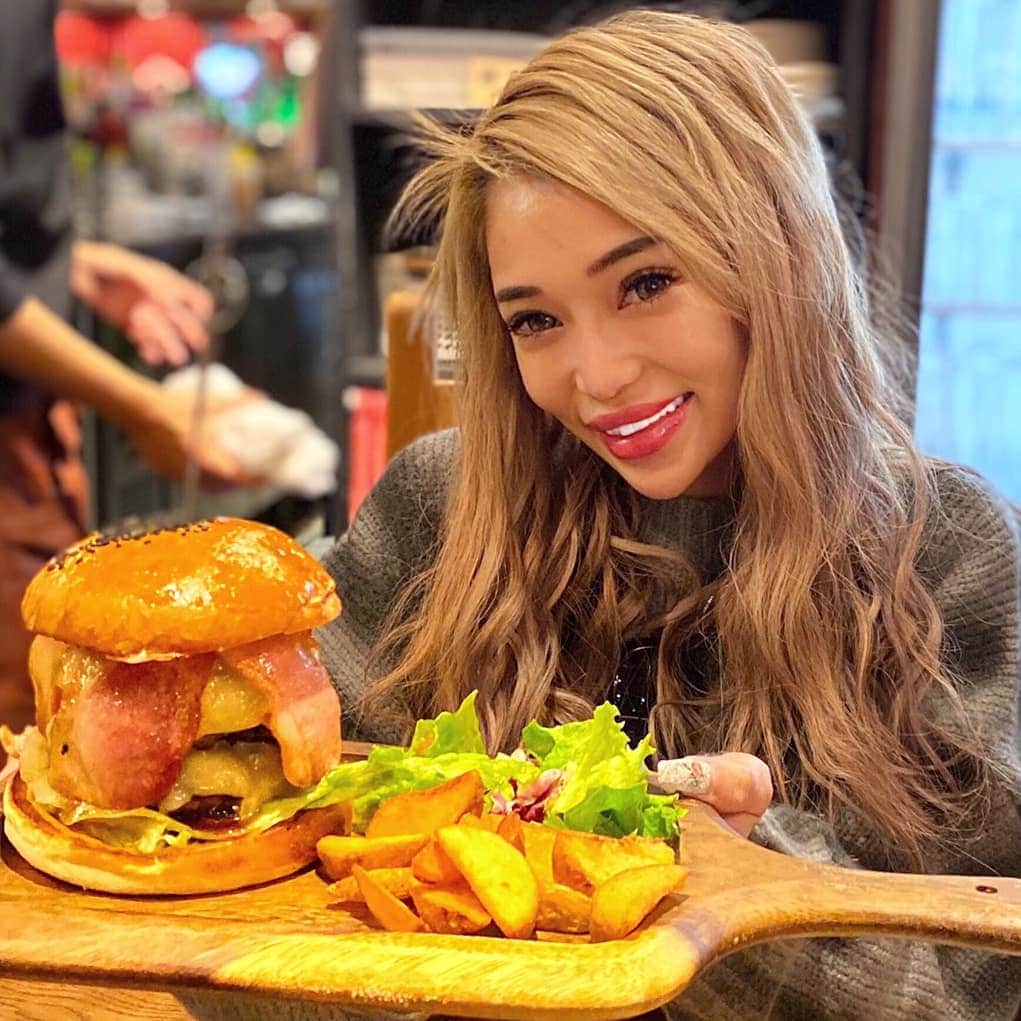 のインスタグラム：「. .でっかなハンバーガー🍔🍟💓 . .めちゃくちゃでかかったけど美味しかったよ～♪♥♡1日限定5食しかないねんけど食べれてラッキー\( '-'\* )ｱｹﾞ♬＊ﾟ . . .あべのハルカス14階に入ってる『3Bハンバーガー🍔＆ステーキ🍖』だょ✨💓 . .ナイフ使いたがりやから、食事にはなるべくなんでもナイフ＆フォーク派で食べる藤木です😍‼💓 . ."和"以外はたぶんお箸使ってないな😂w . .よく質問にあるダイエットですが、食事制限は一切せずに毎朝の飲み物だけ決めてるくらいです🙋‼ . .簡単だけど、接続が大事かなっと❤💛詳しくはストーリーに書いたのでみてね٩( 'ω' )و #正月太り やばそうやぁ😭😭。 . . . . . . . .#あべのハルカスダイニング #ハンバーガー大好き #3bバーガー  #肉汁 #大阪グルメ #グルメ旅 #americanfood #天王寺グルメ」