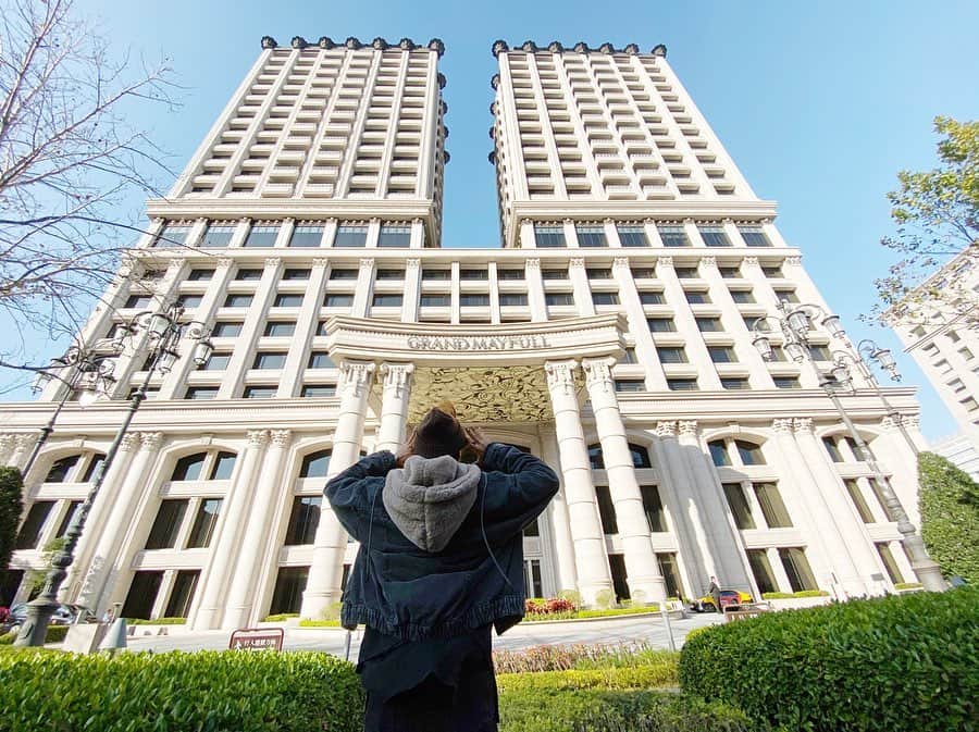のインスタグラム：「台湾から帰ってきました！ 台湾編❶ 行く前はどんなのかなと思ってたけど ご飯もものすごく美味しくて びっくり！ そしてタピオカが有名だからタピオカ沢山飲んだけど 日本の半額くらいの値段で凄く美味しいのが魅力的でした。 そして#小籠包　で人気の #鼎泰豐 （ディンタイフォン） ここはめちゃくちゃ美味しかったです！ 絶対行くのをオススメします！ ちなみに#サクラマチクマモト  に姉妹店？があります。 夜市も深夜まで盛り上がってます。 写真1枚目は今回泊まらせて頂いたホテル コスパが良いホテルです。 #グランドメイフルホテル台北  今度シリーズ化で台湾の詳しくはYouTubeであげるのでお楽しみに❗️ それでは明日も美髪に。 #海外旅行#台湾旅行#旅行#海外#YouTube#台北#台北旅行」