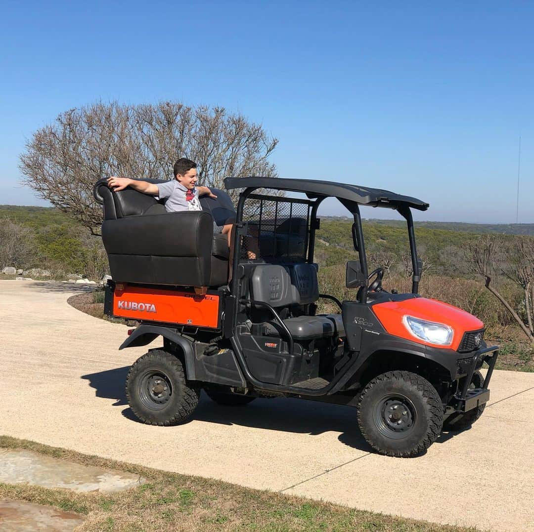 ビル・ゴールドバーグさんのインスタグラム写真 - (ビル・ゴールドバーグInstagram)「....our new Texas Safari vehicle !😬 #spear #jackhammer #whosnext @dodgeofficial #wildside #kabota #gageman @georgiafootball #godawgs」1月5日 2時27分 - goldberg95