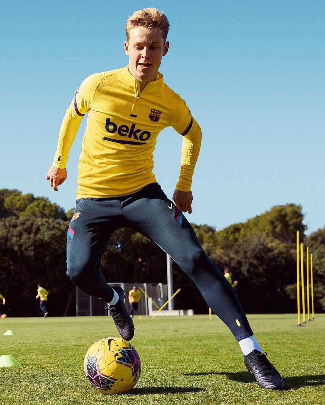 フレンキー・デ・ヨングさんのインスタグラム写真 - (フレンキー・デ・ヨングInstagram)「2020, let's get it! ⚡🔵🔴 check out my story with @nikefootball and get back on pitch 👀⚽」1月4日 21時09分 - frenkiedejong
