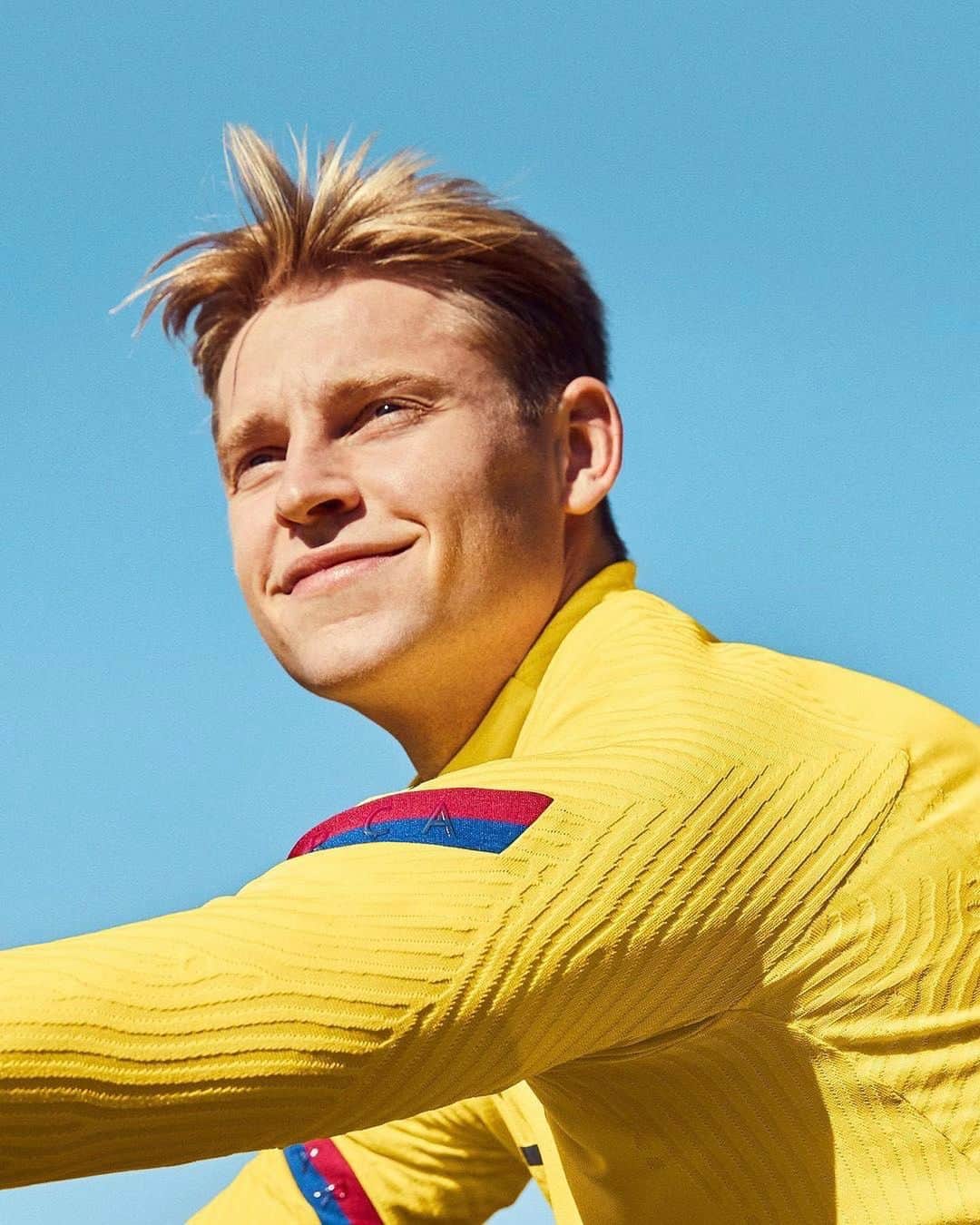 フレンキー・デ・ヨングのインスタグラム：「2020, let's get it! ⚡🔵🔴 check out my story with @nikefootball and get back on pitch 👀⚽」