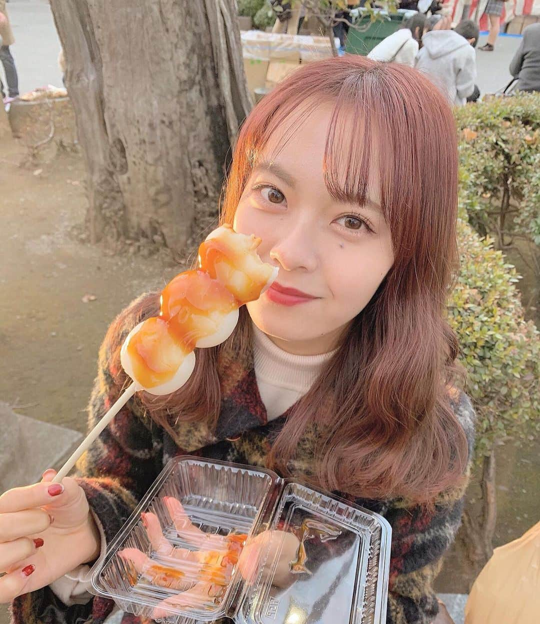 湯本亜美さんのインスタグラム写真 - (湯本亜美Instagram)「ㅤㅤㅤ 遅ればせながら2020年になりました 今年もどうぞ宜しくお願い致します!!🐭🌅 完全寝正月なお正月でした❤︎笑 ㅤㅤㅤ 今日はお友達と浅草寺へ🍃 屋台食べ歩きしたの〜 いっぱい食べれて幸せでしたっ めちゃくちゃ美味しかったみたらし団子🍡　 #浅草#浅草寺#屋台#2020#みたらし団子」1月4日 21時02分 - amiyumoto_official