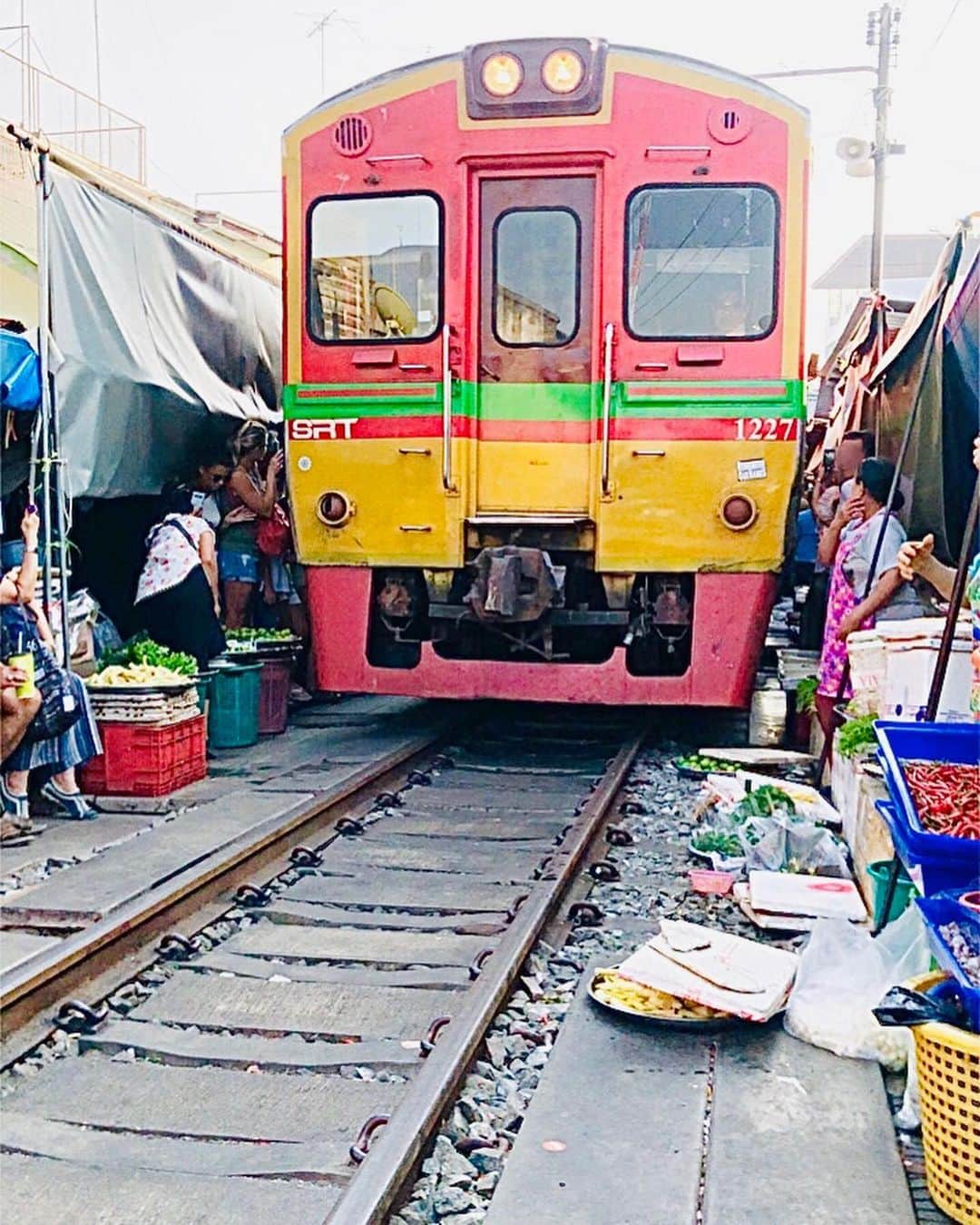 chayさんのインスタグラム写真 - (chayInstagram)「線路市場🚃 電車が通る直前にササっとお店を畳んで、通過したらまたササっとお店を出す✨ 目と鼻の先に電車が通過して驚きでした😳 お野菜からお魚やお肉まで何でも売ってたよ🇹🇭 #メークロン市場  #メークロン線路市場  #メークロン駅 #メークロン #タイ #バンコク #thailand #thai #bangkok」1月4日 21時17分 - chay1023_official