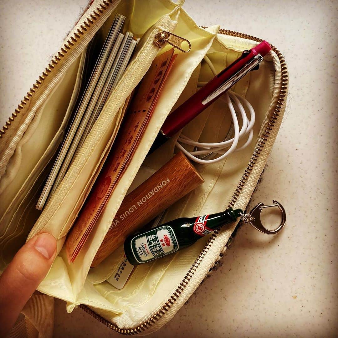 のインスタグラム：「旅行のオトモ #ひきだしポーチ姉  パスポートと小銭と 充電ケーブルとバッテリー ボールペン ビール瓶の形をしたやつは キーホルダー型の#悠遊カード です😊 #台湾 #大同電鍋 を本気で買いたい」