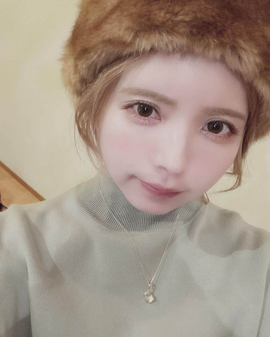 益若つばささんのインスタグラム写真 - (益若つばさInstagram)「新年はモコモコキラキラな女です。メイクはどうしようかなあ🥰💭 ターバンピアスはタグつけてます🏷🏷 後ほどYouTubeに韓国VLOG載せます！ コンタクトは3/9に発売するBambi seriesのピュアオリーブ🌱 @bambi_angelcolor  #makeup」1月4日 21時13分 - tsubasamasuwaka1013