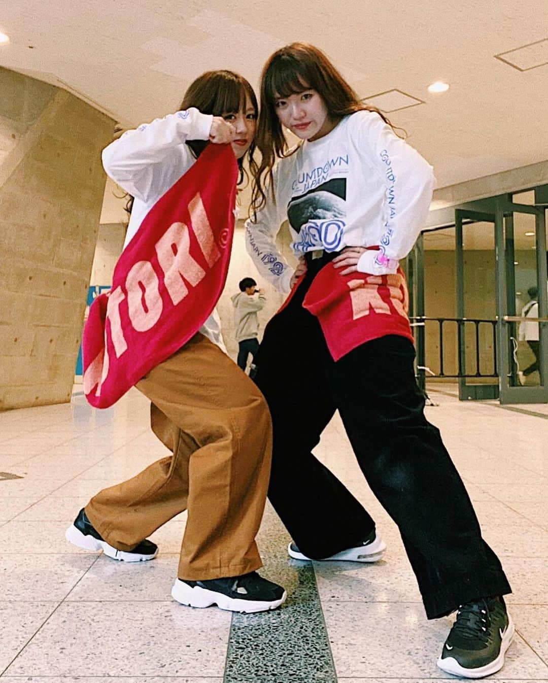 かほこ。さんのインスタグラム写真 - (かほこ。Instagram)「ㅤㅤㅤㅤㅤㅤㅤㅤㅤㅤㅤㅤㅤ ㅤㅤㅤㅤㅤㅤㅤㅤㅤㅤㅤㅤㅤ CDJ1920めちゃめちゃ楽しかった〜！ ㅤㅤㅤㅤㅤㅤㅤㅤㅤㅤㅤㅤㅤ 大好きなBAWから始まって 最初から最高潮になってしまった しょっぱから汗だく最高 まさかSTARSからとは…！！ ハンブレ諦めてたけどどうしても聴きたくて 途中で抜けて移動したけど ムツムロさんの言葉からの銀河高速が グッときて泣きそうになりました ㅤㅤㅤㅤㅤㅤㅤㅤㅤㅤㅤㅤㅤ ベボベ観たかったけどごはん休憩して TENDRE→ウルフルズ→KEYTALK と、怒涛の移動（笑） ウルフルズは予定になかったけど はるちゃんとガッツだぜ聴きたいねってなって 急遽行って聴けて2人で「ガッツだぜ」 全力で歌って楽しすぎた！！ KEYTALKはあまり詳しくはないのだけど この間のバズリズムでとても良くて行ったら お医者さんの芸人さん出てたなんで（笑） ㅤㅤㅤㅤㅤㅤㅤㅤㅤㅤㅤㅤㅤ ACE COLLECTIONで跳びすぎたのか 人生で初めて意識失いかけて怖かったけど 休憩したら生き返ってネバヤン行って踊って …これ全部書いたらすごい長くなる ㅤㅤㅤㅤㅤㅤㅤㅤㅤㅤㅤㅤㅤ ハルカミライ入るまでに時間かかったけど 諦めんで良かったと思った めっちゃよかった心掴まれたな ㅤㅤㅤㅤㅤㅤㅤㅤㅤㅤㅤㅤㅤ そして1番楽しみにしていたKOTORI ワクワクすぎてまた倒れそうだった なんかもうメドレーとかほんともうもうも すきです ずっと口角上がりっぱなしで 拳突き上げっぱなしで 素晴らしい世界も熱唱して 全力で楽しませてもらいました！！！ あああほんと楽しかった 楽しすぎてはるちゃんの方何度も見た 一人じゃ堪えきれなかった 好きな人にこの気持ちを伝えたくなった わかりますかこの気持ち（うるさ） ㅤㅤㅤㅤㅤㅤㅤㅤㅤㅤㅤㅤㅤ それからサカナクション移動して 後ろでめちゃ踊って楽しんで 笑顔で帰りました！ ㅤㅤㅤㅤㅤㅤㅤㅤㅤㅤㅤㅤㅤ 最高のライブ納めだったな〜〜〜 ほんとほんとに幸せだった！ はるちゃんとだったからより楽しめた！ ありがとう🥺❤︎❤︎ ㅤㅤㅤㅤㅤㅤㅤㅤㅤㅤㅤㅤㅤ 6,8枚目ははるちゃんと定番の キンキみたいなかっこいい感じです ㅤㅤㅤㅤㅤㅤㅤㅤㅤㅤㅤㅤㅤ 最後まで読んでくれた人いたら神さまです ありがとうございました！ ㅤㅤㅤㅤㅤㅤㅤㅤㅤㅤㅤㅤㅤ #cdj #cdj1920 #countdownjapan #thebawdies #ハンブレッダーズ #tendre #ウルフルズ #keytalk #acecollection #neveryoungbeach #スキマスイッチ #木村カエラ #ハルカミライ #kotori #サカナクション」1月4日 21時15分 - xxokohakxx