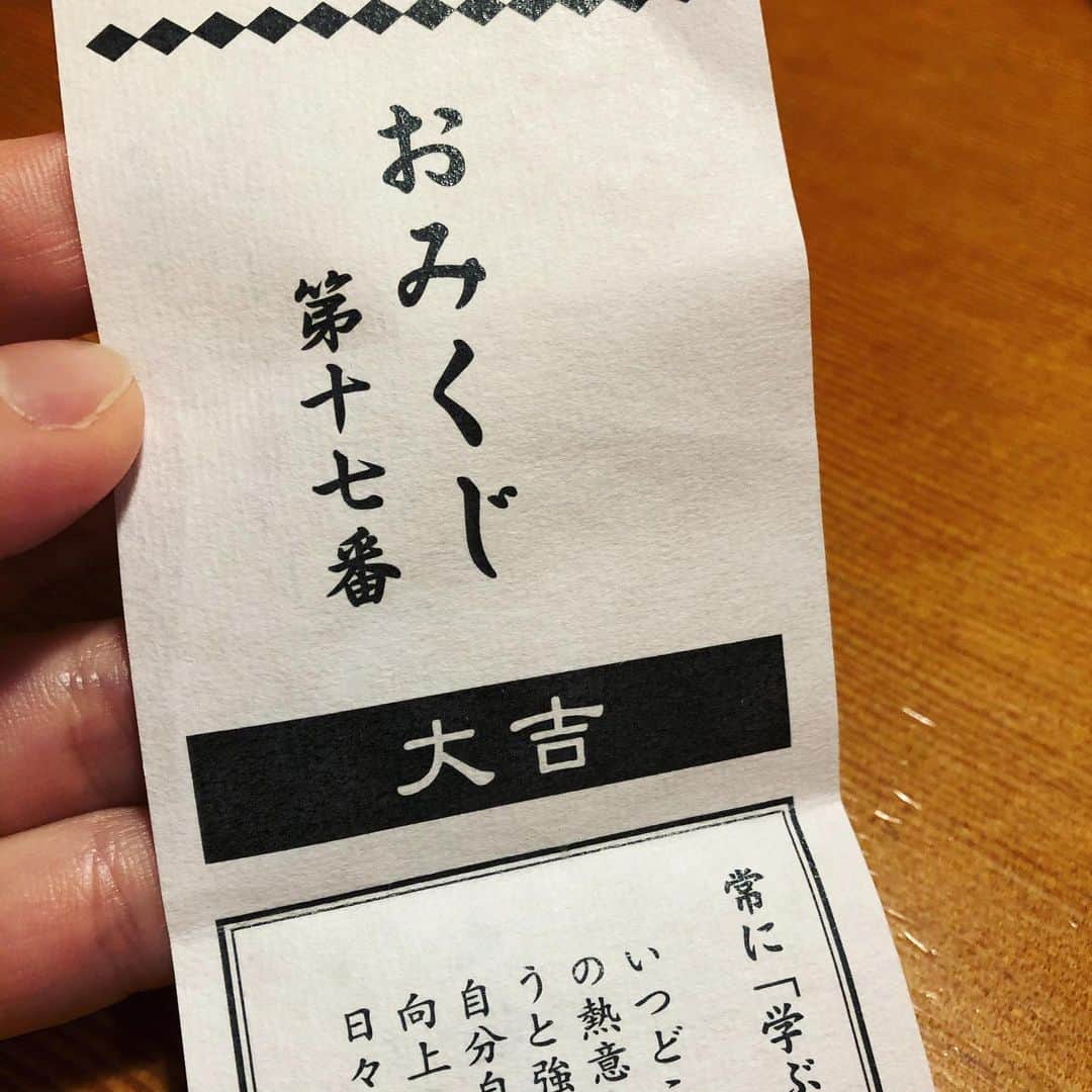 石川由香里さんのインスタグラム写真 - (石川由香里Instagram)「. 初詣は 豊川稲荷へー。 . おみくじは 大吉でした！ . でも 読み進めると、 「努力しなさい」と。 . 努力したら 報われそうです(*´艸｀*) . そして、 大好きなお蕎麦のお店 「東京庵」へ。 . 令和も 安定のおいしさでした！ . #東京庵 #豊川稲荷 #きつね塚 #おみくじ #大吉」1月4日 21時19分 - yukari_ishikawa