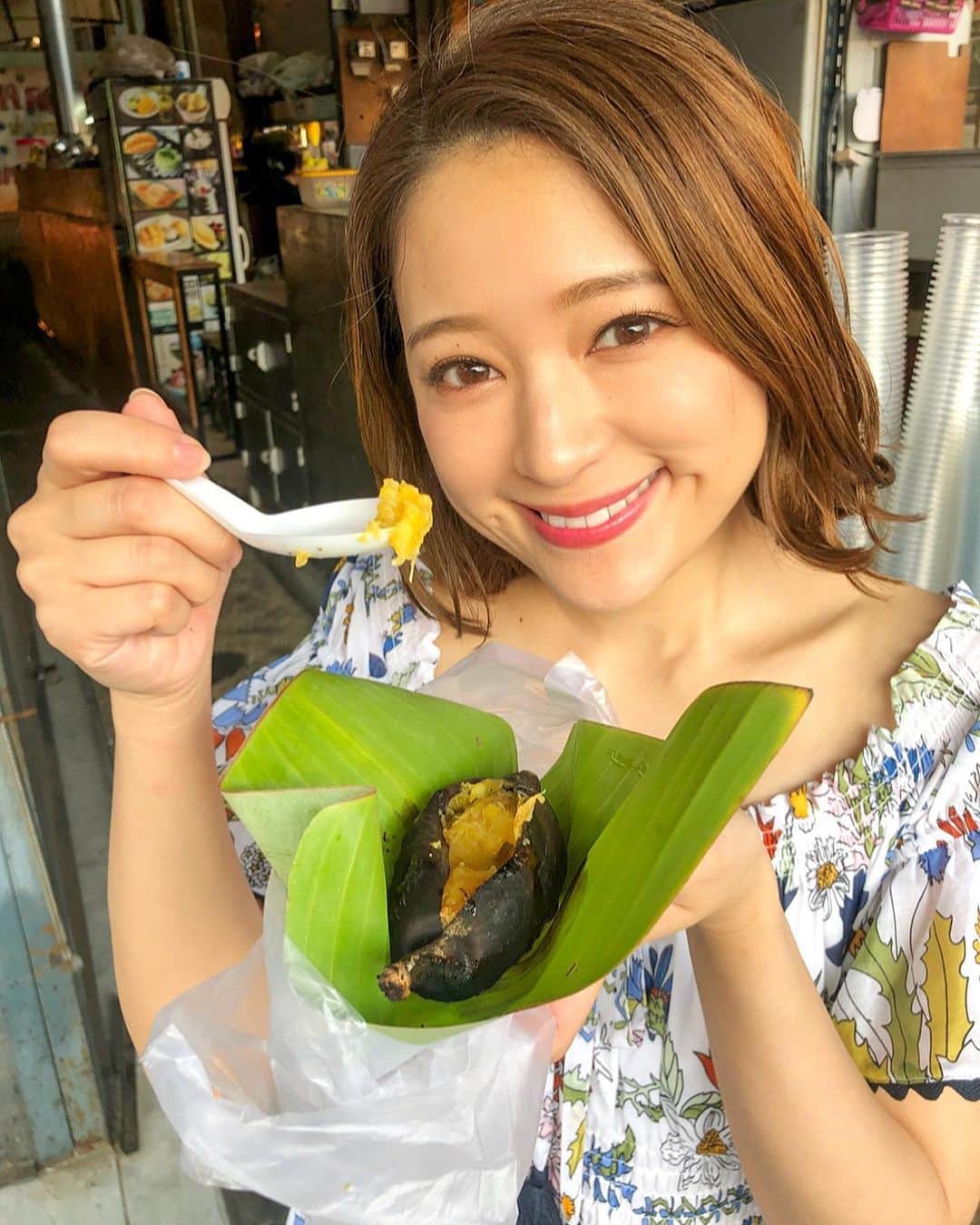 chayさんのインスタグラム写真 - (chayInstagram)「焼き芋だと思って買ったら焼きバナナでした🍌 #thai #thailand #bangkok  #タイ #バンコク #メークロン市場」1月4日 21時23分 - chay1023_official