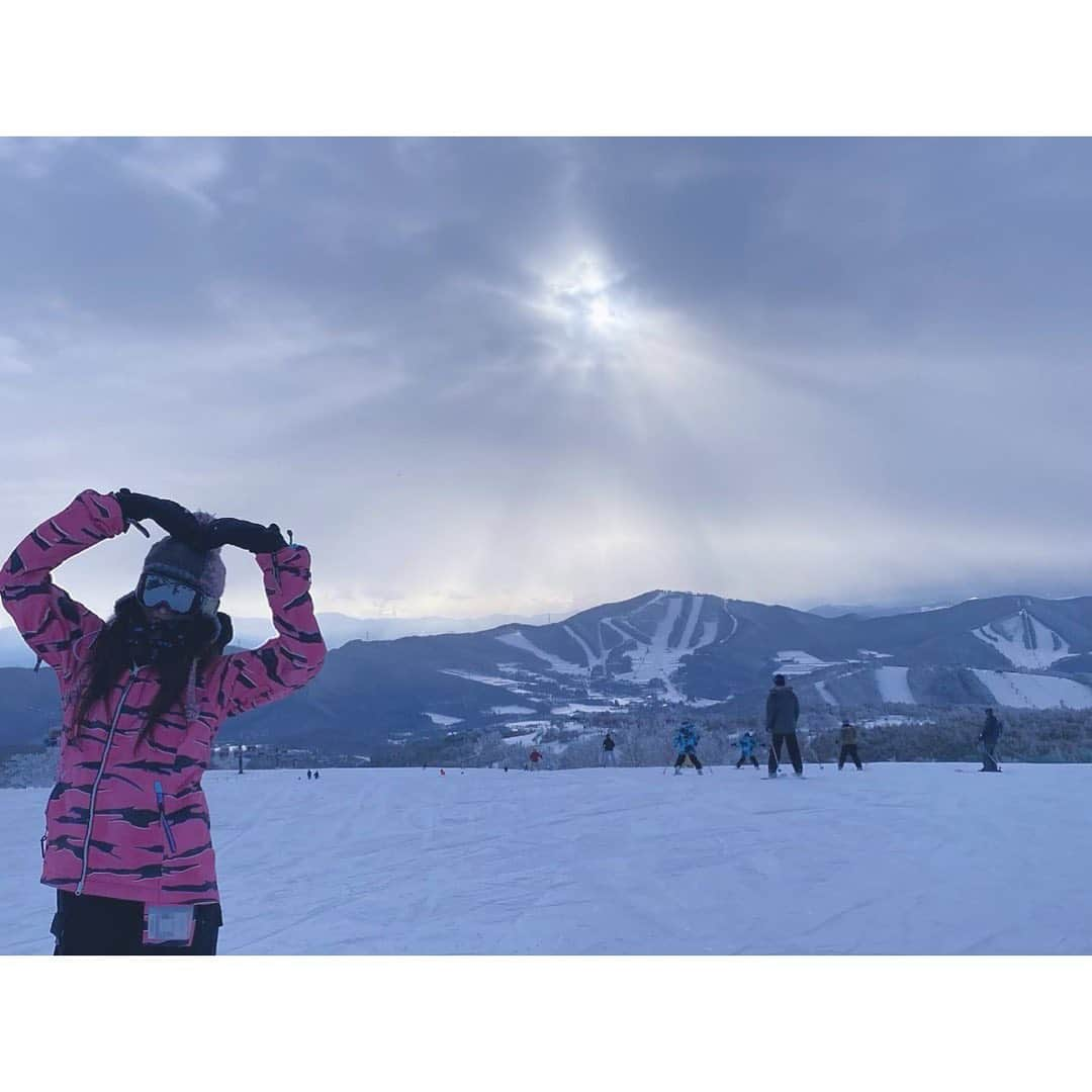 神子島みかさんのインスタグラム写真 - (神子島みかInstagram)「. #天使の梯子 . . #ootd#fashion#makeup#Japanesegirl#japan#tokyo#mam#dad#kids#fam#instagood#instamood#instalike#instalove#instafollow#followme#instapic#我爱你#アラサー#ママ#お正月#スノボ#菅平#旅行#ポーズ#謎#本人 は#ハートポーズ なのに#猿の真似 と言われた… . . ⋆⸜ᵀᴴᴬᴺᴷ ᵞᴼᵁ⸝⋆」1月4日 21時24分 - kagomika