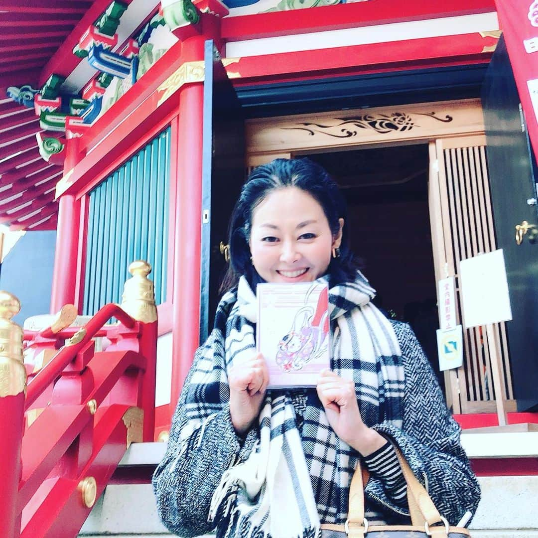 竹本アイラさんのインスタグラム写真 - (竹本アイラInstagram)「鎌倉江ノ島七福神巡りスタート❣️ まずは、江島神社で弁財天様のご朱印帳をGET。 富士山もくっきりで素晴らしい初詣日和⛩ #鎌倉 #江ノ島 #初詣 #七福神巡り #七福神 #江島神社 #弁財天 #kamakura #enoshima #enoshimashrine #hatsumode #shichifukujin #benzaiten #goshuin #ご朱印 #ご朱印帳 #富士山 #mtfuji」1月4日 21時35分 - aira.ar50