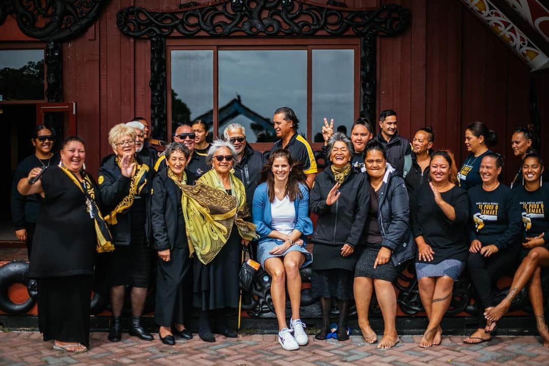 ユリア・ゲルゲスさんのインスタグラム写真 - (ユリア・ゲルゲスInstagram)「It was an amazing honour to be formally welcomed by Powhiri on to the Ōrākei Marae and met by representatives of Ngāti Whātua. I got goosebumps and it was a wonderful reminder of why I love coming back to New Zealand and learning more and more about the culture here 🇳🇿 thank you @asbclassic for the opportunity #teamjule」1月4日 21時30分 - julia.goerges