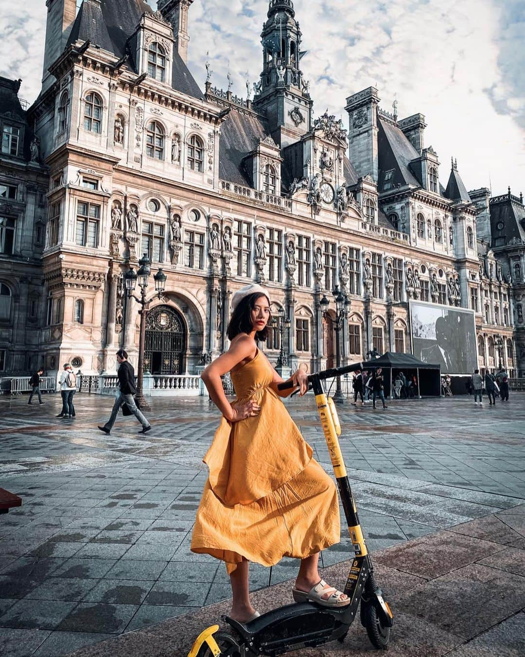 VIENNAさんのインスタグラム写真 - (VIENNAInstagram)「Wanna take a ride? これ、使い方知らんけど。 ・ ・ ・ #France#Paris#travel#yellow#hoteldeville#フランス#パリ#diet#インスタ映え#旅行#旅行好きな人と繋がりたい#ダイエット」1月4日 21時39分 - viennadoll_official