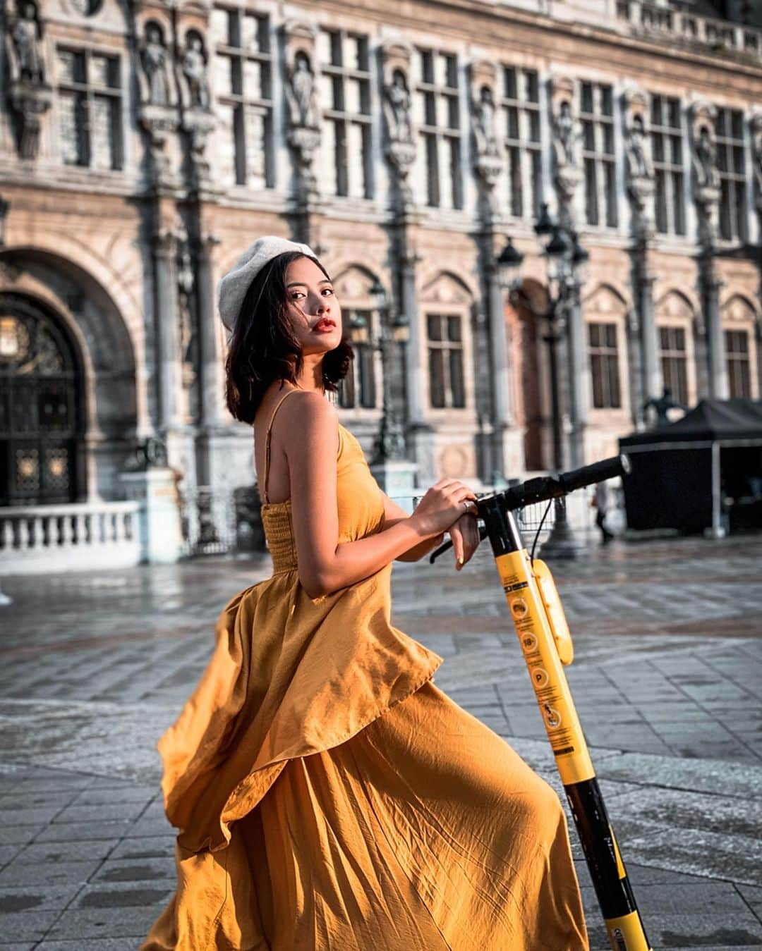 VIENNAさんのインスタグラム写真 - (VIENNAInstagram)「Wanna take a ride? これ、使い方知らんけど。 ・ ・ ・ #France#Paris#travel#yellow#hoteldeville#フランス#パリ#diet#インスタ映え#旅行#旅行好きな人と繋がりたい#ダイエット」1月4日 21時39分 - viennadoll_official