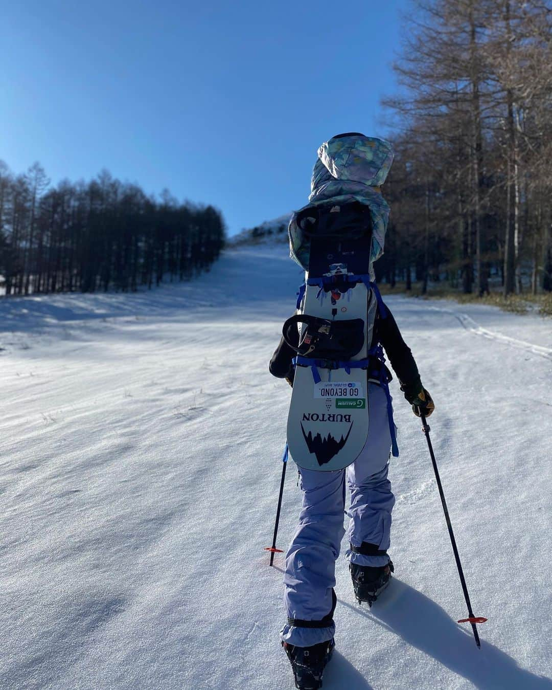 藤森由香さんのインスタグラム写真 - (藤森由香Instagram)「バックカントリーの訓練兼ねて地元の山をハイク。 (クリスマスと新年の食べすぎを消化しに) 2021年モデルのAKのアウトフィットが届き、早速使ってみました❗️生地が柔らかくて着心地が本当に良い🥰優しい色の迷彩がまたカッコいい😊そして新しく届いたオークリーの白いバンドのゴーグルがまたこのウエアに映える🥽 フリーで滑る日はステップオンのブーツとバインディングがが気に入ってます❗️ #burton #stepon#ak#burton#oakley」1月4日 21時42分 - yukafujiforest