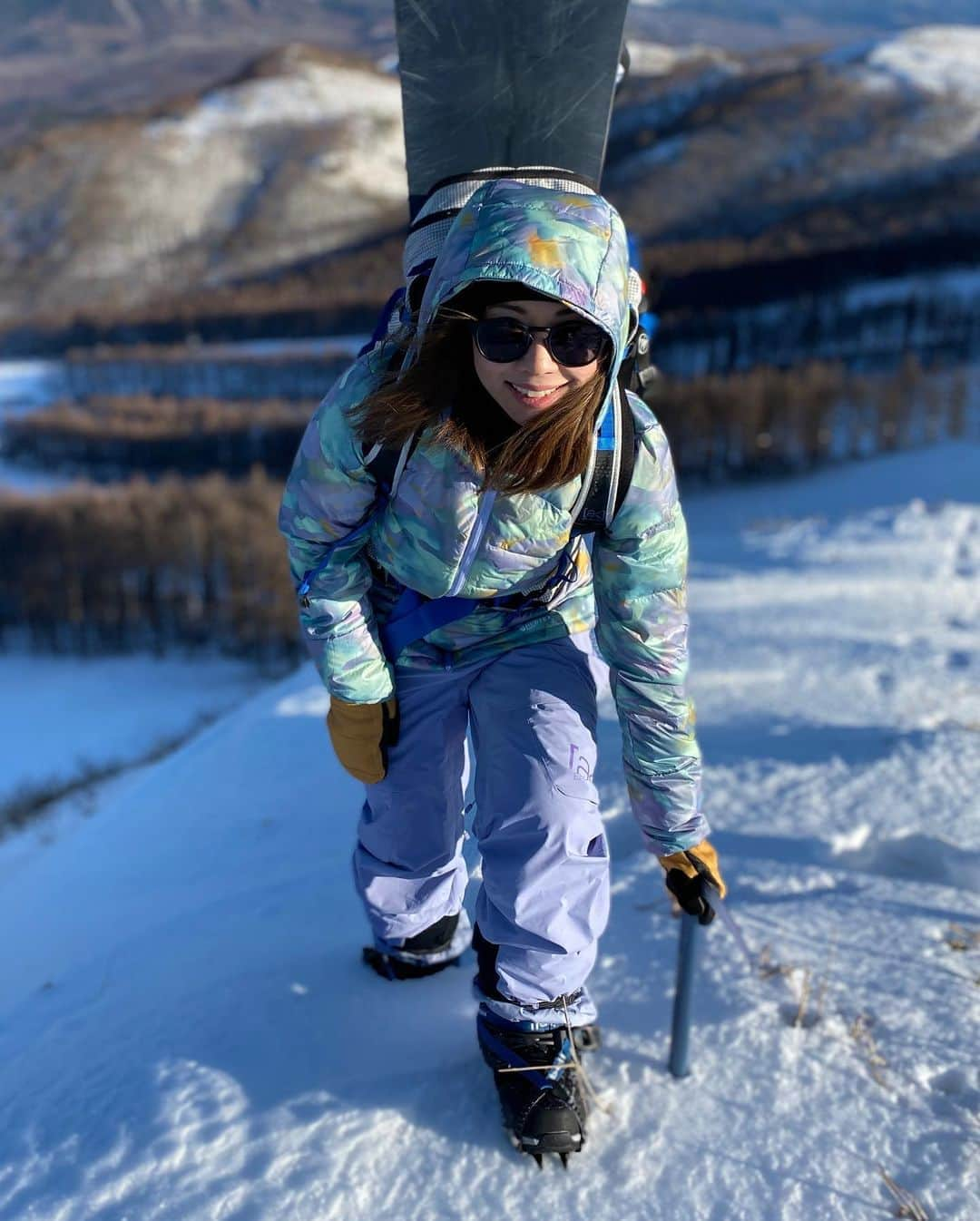 藤森由香さんのインスタグラム写真 - (藤森由香Instagram)「バックカントリーの訓練兼ねて地元の山をハイク。 (クリスマスと新年の食べすぎを消化しに) 2021年モデルのAKのアウトフィットが届き、早速使ってみました❗️生地が柔らかくて着心地が本当に良い🥰優しい色の迷彩がまたカッコいい😊そして新しく届いたオークリーの白いバンドのゴーグルがまたこのウエアに映える🥽 フリーで滑る日はステップオンのブーツとバインディングがが気に入ってます❗️ #burton #stepon#ak#burton#oakley」1月4日 21時42分 - yukafujiforest