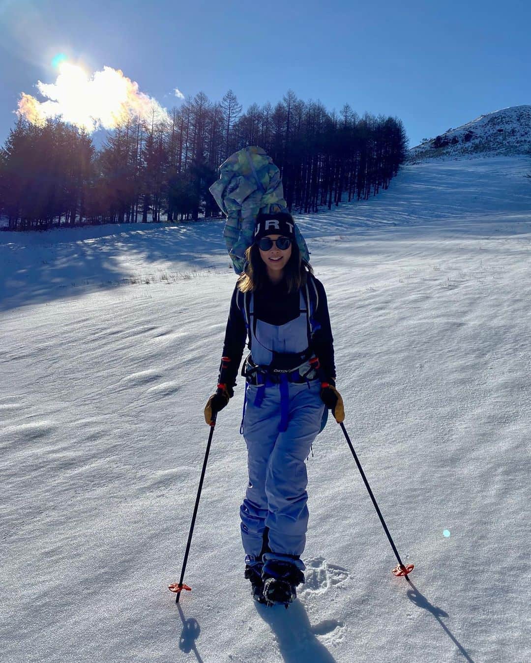 藤森由香のインスタグラム：「バックカントリーの訓練兼ねて地元の山をハイク。 (クリスマスと新年の食べすぎを消化しに) 2021年モデルのAKのアウトフィットが届き、早速使ってみました❗️生地が柔らかくて着心地が本当に良い🥰優しい色の迷彩がまたカッコいい😊そして新しく届いたオークリーの白いバンドのゴーグルがまたこのウエアに映える🥽 フリーで滑る日はステップオンのブーツとバインディングがが気に入ってます❗️ #burton #stepon#ak#burton#oakley」