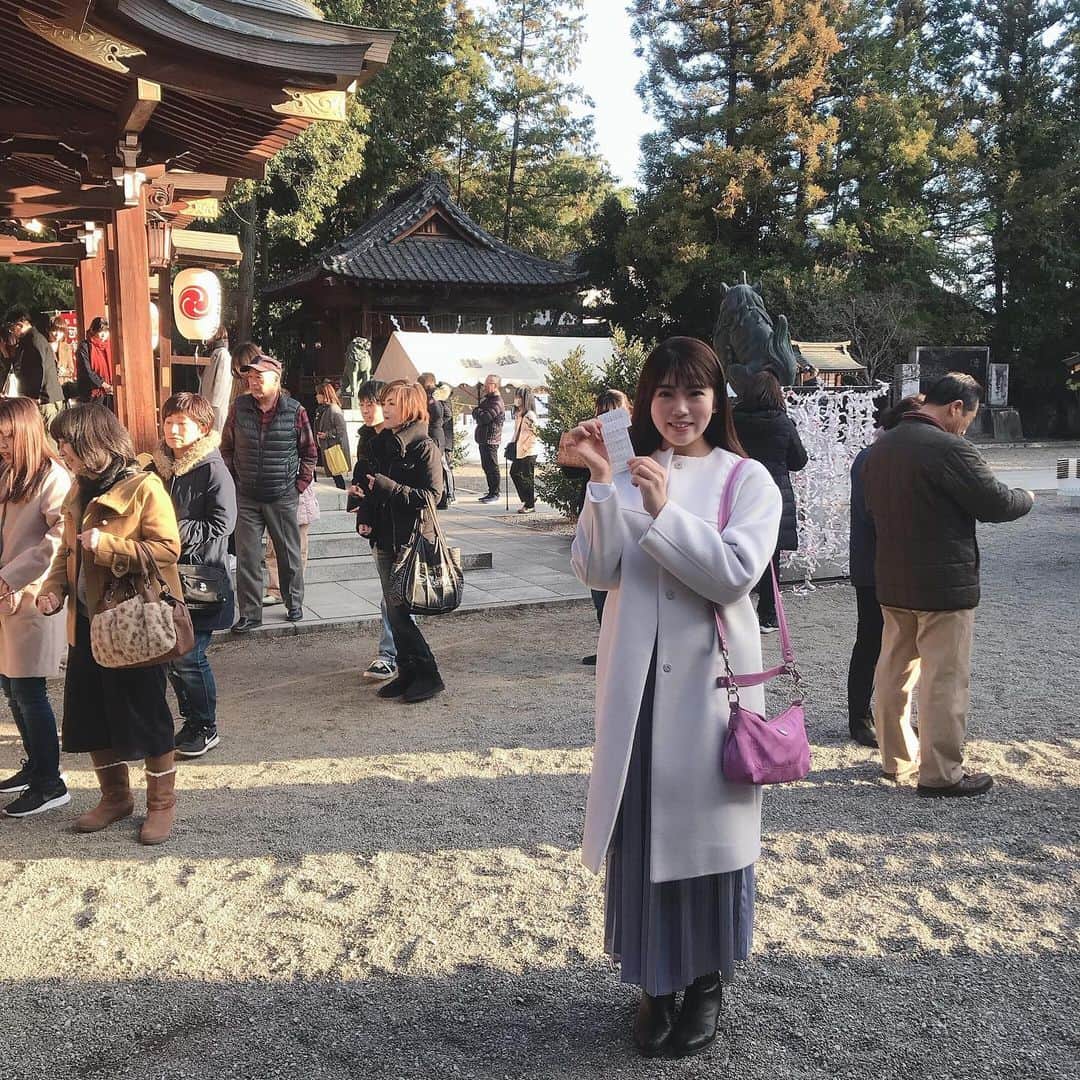飯野詩帆のインスタグラム：「初詣⛩ ・ いつもの神社に家族と。 幸せ〜😴❤︎ ・ ・ #群馬テレビ #アナウンサー #休日モードで失礼します #お正月始まった #初詣 #進雄神社 #おみくじ #吉でした #真面目に頑張ります #今年もよろしくお願い致します🙇‍♀️」