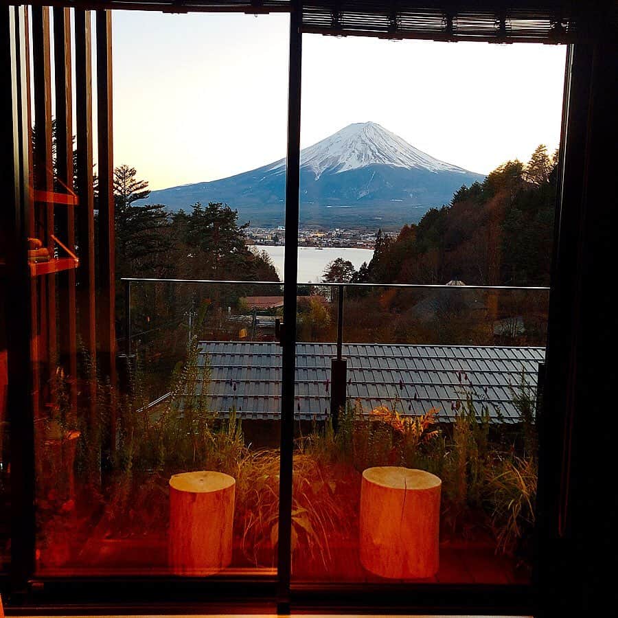 渡辺美優紀さんのインスタグラム写真 - (渡辺美優紀Instagram)「. お正月は温泉に行きました❤︎ 富士山がどーんって見えてとってもパワーもらってきたのでそのパワーをみんなに届けたいです☺︎ 1枚目は初日の出を見るために頑張って早起きしたやつ☀️😪 ごはんもとっても美味しくて癒しでした。。😣💓 . #温泉旅行 #富士山 #お正月 #2020」1月4日 21時47分 - miyukichan919