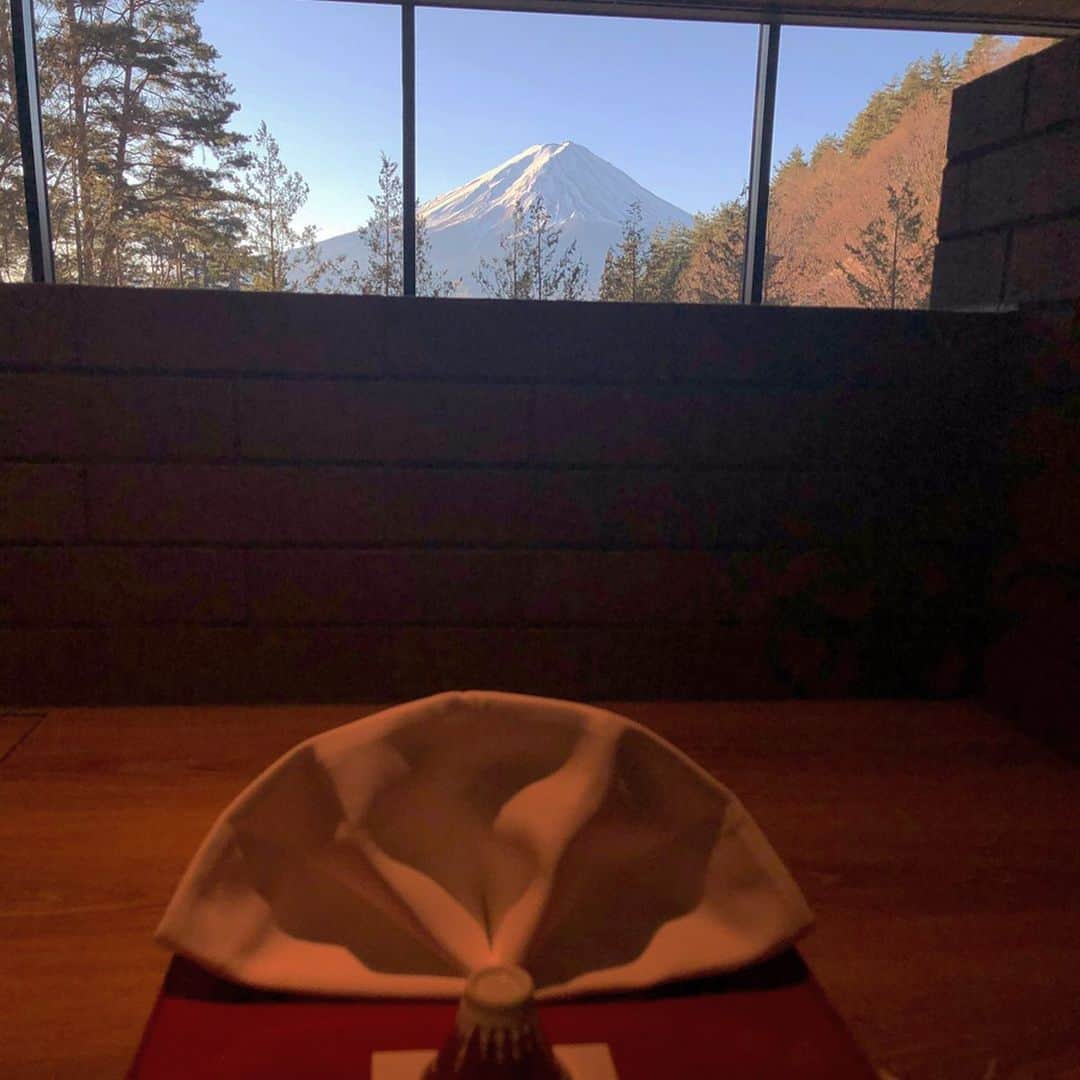 渡辺美優紀さんのインスタグラム写真 - (渡辺美優紀Instagram)「. お正月は温泉に行きました❤︎ 富士山がどーんって見えてとってもパワーもらってきたのでそのパワーをみんなに届けたいです☺︎ 1枚目は初日の出を見るために頑張って早起きしたやつ☀️😪 ごはんもとっても美味しくて癒しでした。。😣💓 . #温泉旅行 #富士山 #お正月 #2020」1月4日 21時47分 - miyukichan919