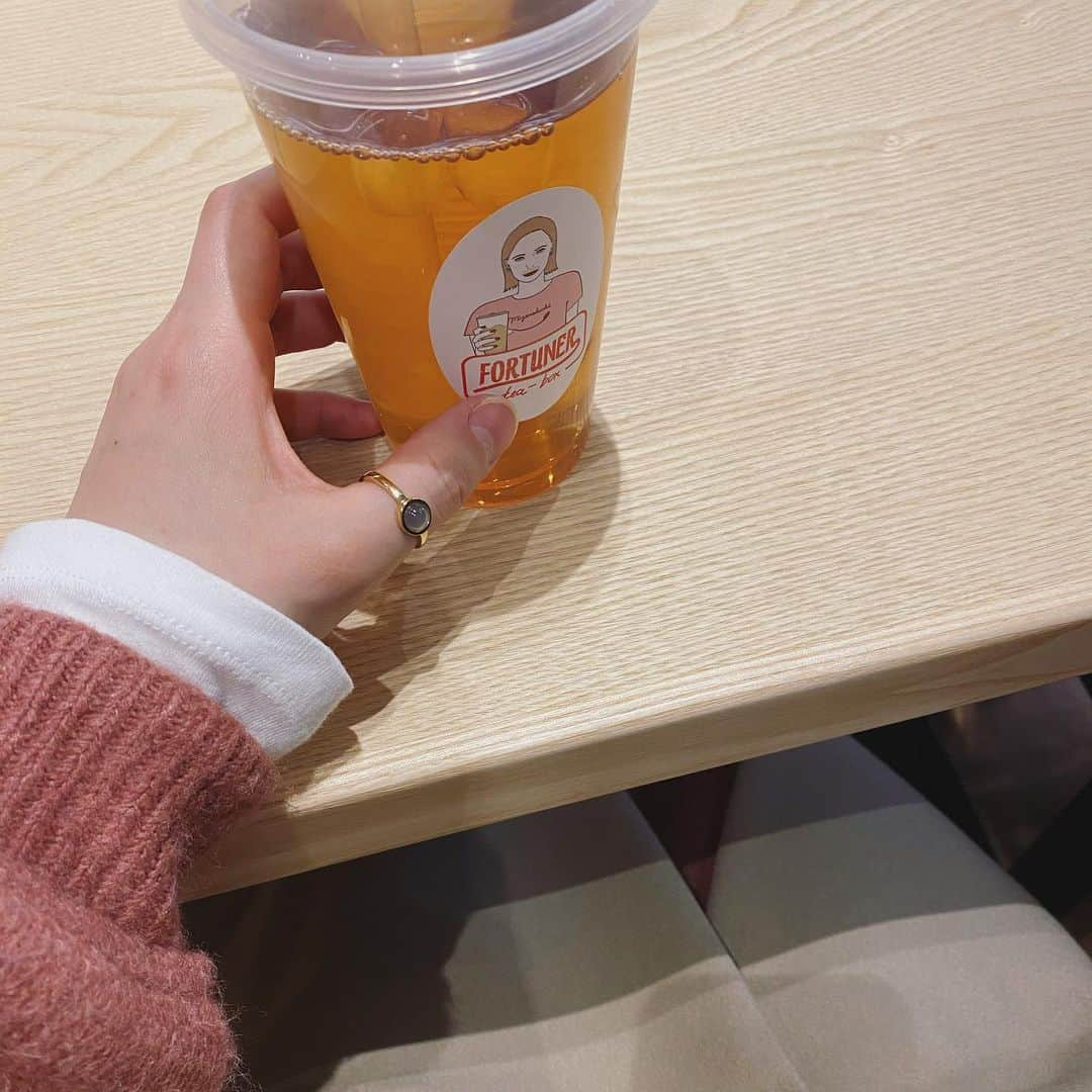 sayumi katoさんのインスタグラム写真 - (sayumi katoInstagram)「青茶 Chinese tea﻿ ﻿ カップが可愛くてパケ買いしたお茶専門店が日本初のチーズティーのお店だったらしい(←流行に疎くて後で知った🙃)﻿ #fortunerteabox﻿ ﻿ ﻿ #jewelry_ume#ÜME#ユーミー#ジュエリー#大人カジュアル#シンプルコーデ#カジュアルコーデ#30代ファッション#アラサーコーデ#キレイめカジュアル#ママコーデ#天然石リング#指輪#彫金アクセサリー#フォーチュナーティーボックス#チーズティー#お茶専門店#中国茶#青茶#カフェ#カフェ巡り#アラサーママ#赤ちゃんのいる生活#育児#子育て#ワンオペ育児#生後9ヶ月#男の子ママ#新米ママ」1月4日 21時50分 - say_ume