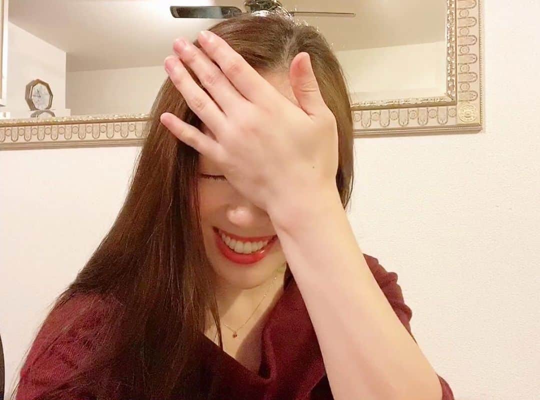 ありさ・あげまんクリエイターのインスタグラム：「彼氏・彼女って、探してるときには見つからないもんなんだよね。﻿ ﻿ 探してる時は、﻿ "好きな人"というよりも﻿ "好きになれそうな人"を探すから﻿ 必ずどこか妥協してる。﻿ ﻿ その妥協した部分が後々﻿ 相手の嫌な部分になり、問題となって﻿ 別れる原因となります。﻿ ﻿ ﻿ 失くし物や探し物と同じで、﻿ ﻿ 『探してる時は見つからないんだ〜』﻿ と開き直って、自分磨きに集中する。﻿ ﻿ すると、妥協なんてしなくて良い人がふとした時に現れる☺️﻿ ﻿ そしてそんな人が、飾らない自分をそのまま丸ごと愛してくれる。」