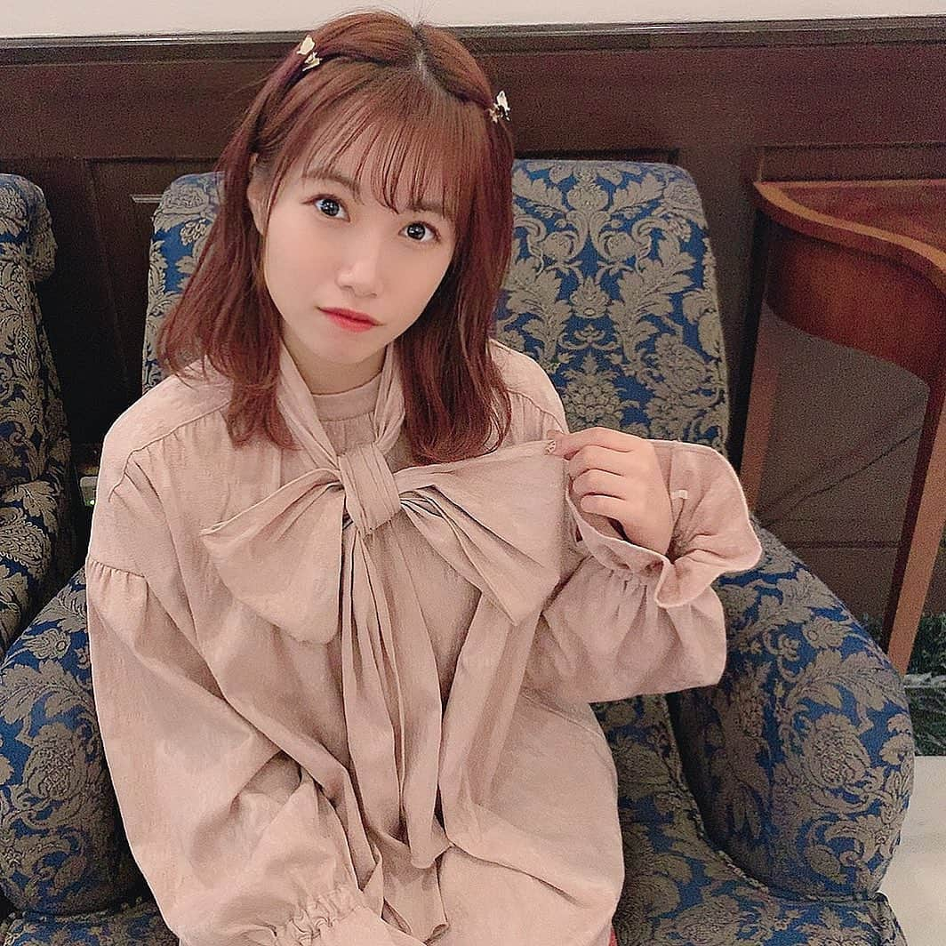 朝長美桜さんのインスタグラム写真 - (朝長美桜Instagram)「けいさんとお会いしたよ〜❤︎！ほわほわしてるの〜☺️﻿ お話できて凄く楽しかったなぁ〜🥰﻿ 刺激ある1日でした😌幸せ﻿ ﻿ #miocode は、﻿ @day23_official のブラウス❤︎﻿ リボンが取り外しできるよ🎀﻿ 色んなパターンでリボンが使えるから楽しいよ💕﻿ 上品な生地のブラウス！﻿ ﻿ バタフライの小さなクリップ🦋﻿ 前髪を減らしてサイドでとめると可愛いよ💐おすすめ🙆‍♀️﻿ ﻿ ﻿ #day23_official#day23#リボンブラウス#ブラウス#snidel#スナイデル#ドクターマーチン#バタフライ#バタフライアクセサリー」1月4日 21時53分 - miochan_0517