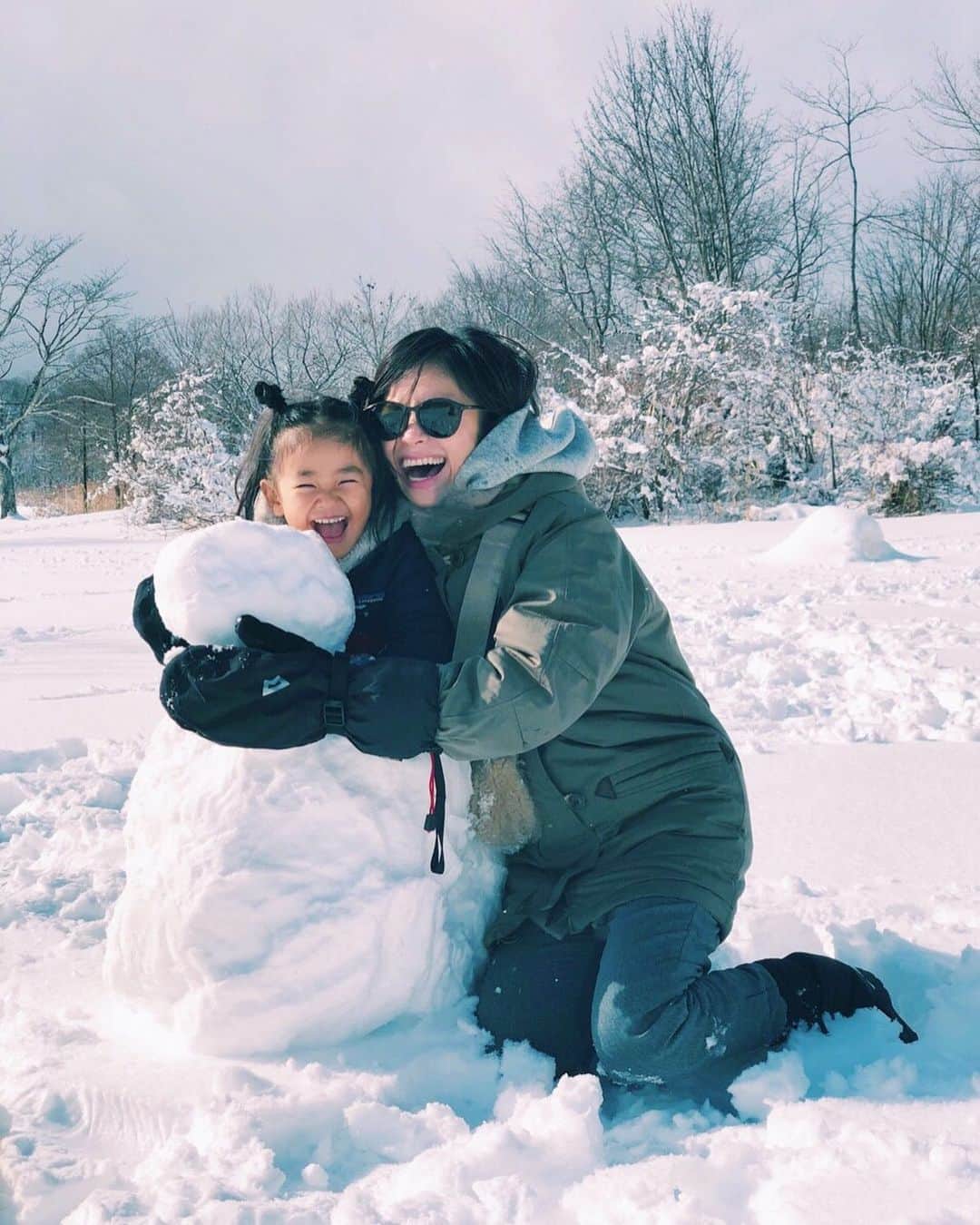 原田沙奈子さんのインスタグラム写真 - (原田沙奈子Instagram)「雪だるまの出来上がり。 土台の身体に時間をかけすぎて、頭の小さいことったら。← 随分とバランス悪い雪だるま。笑 写真撮る時に嬉しさのあまりアマネが雪だるまに抱きついたら頭が前にすぐズレた。 全体的に惜しいけど…ま いっか♡ #4歳#アマネの旅#福島」1月4日 21時59分 - sanakoharada