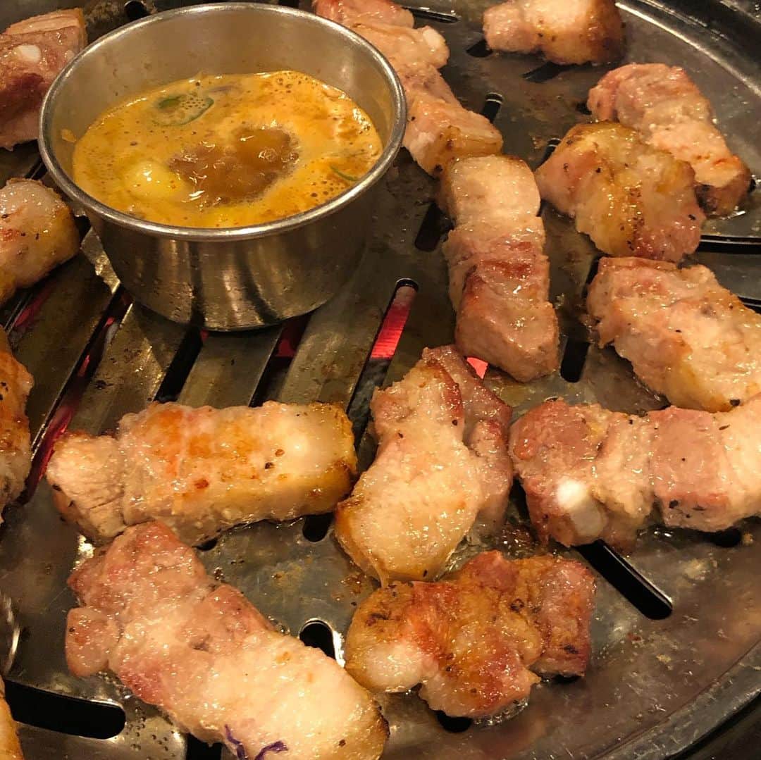 甘糟記子さんのインスタグラム写真 - (甘糟記子Instagram)「韓国2日目の夕飯は、大好きな焼肉屋さんへ！  入ると薪の窯があって、まずはお肉をここで香り付に炙ってからテーブルの炭で焼き上げます！  オススメは断然、サムギョプサルと豚カルビ！！ 豚カルビは甘辛い焼き肉だれで子供も好きな味(*´∇｀*) サムギョプサルは魚の内臓のタレもあるし、私はツケダレに玉ねぎたっぷり入れて一緒に食べるのが好き！  副菜もすごく豪華で、おかわり自由だし、もうお腹がはち切れるほど食べてきたよ（笑）  締めに冷麺も食べて( ^ω^ )  あと無料のインスタントコーヒーや、梅ジュースもあって、至れり尽くせり(≧∀≦) お店も広いから、まあまず入れないことはないし、日本人のお客さん見たことないけど、日本語話せる店員さんもいたので大丈夫だと思いまーす(๑>◡<๑)  もう絶対次回も食べに行くよ〜！！ #焼き肉#甘糟旅行韓国#甘糟旅行#旅好き#韓国#冬休み#食べ歩き#豚カルビ」1月4日 22時10分 - norihey924