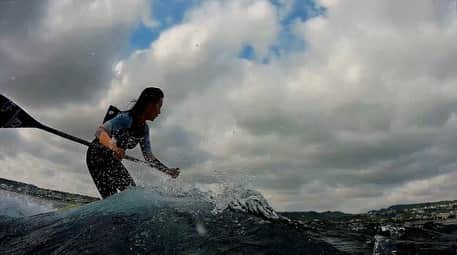 のインスタグラム：「2020初波乗り🏄‍♀️🌞🏝 今日もいい波ありがとう🙌ローカルのみなさま、お邪魔いたしました、ありがとうございました😊今年もいっぱいいい波乗ります🏄‍♀️ いや、乗れるように頑張ります🙏  #sup #supsurfing  #supgirl  #supyoga  #thankyou  #海好きな人と繋がりたい  #roxyjapan」