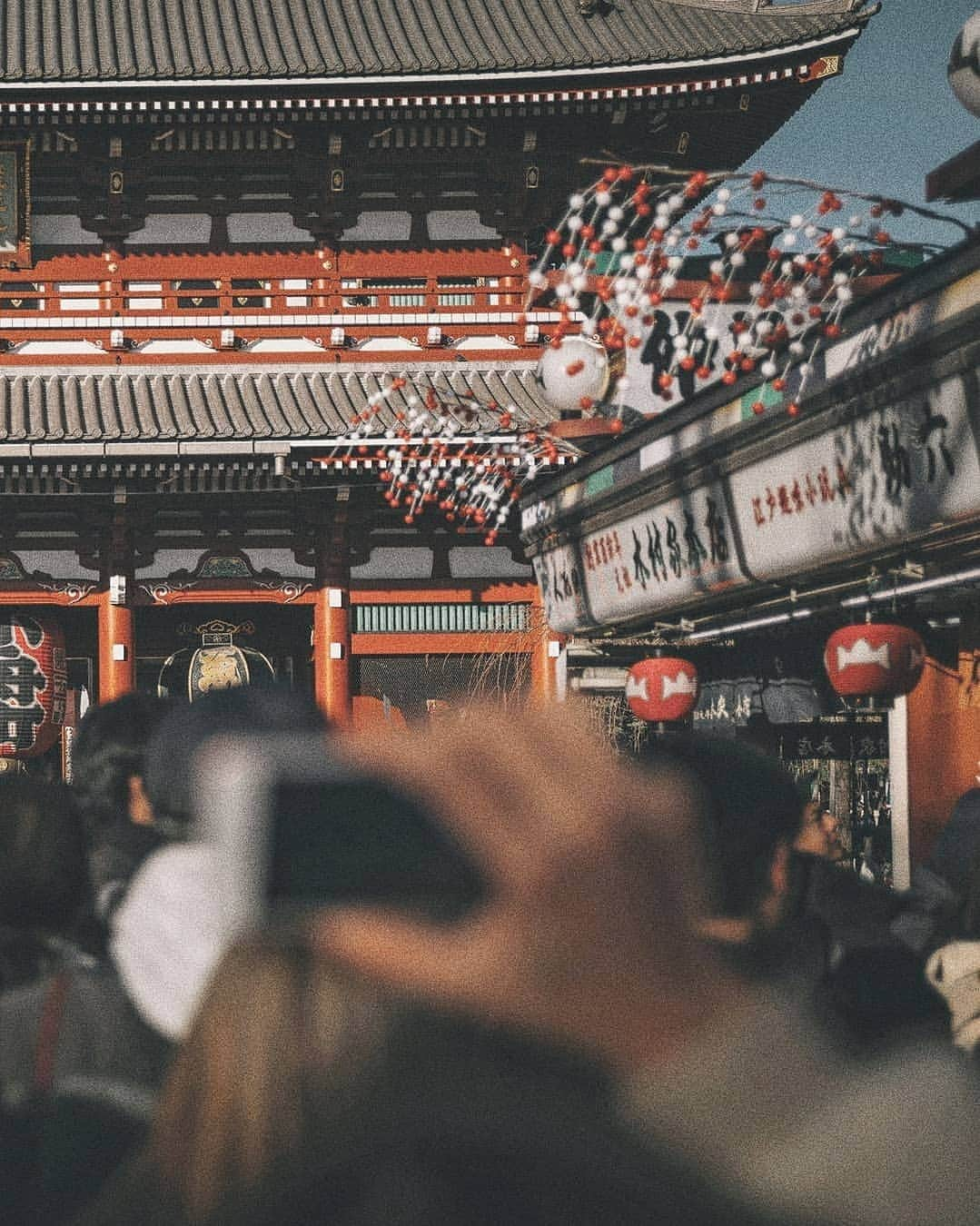 Berlin Tokyoさんのインスタグラム写真 - (Berlin TokyoInstagram)「Many people go to shrines and temples to make wishes for the coming year. Also relatives come together to celebrate New Year.  New Year's Day is a very important day for Japanese people. . . . #hellofrom sensoji, #tokyo , #japan」1月4日 22時05分 - tokio_kid