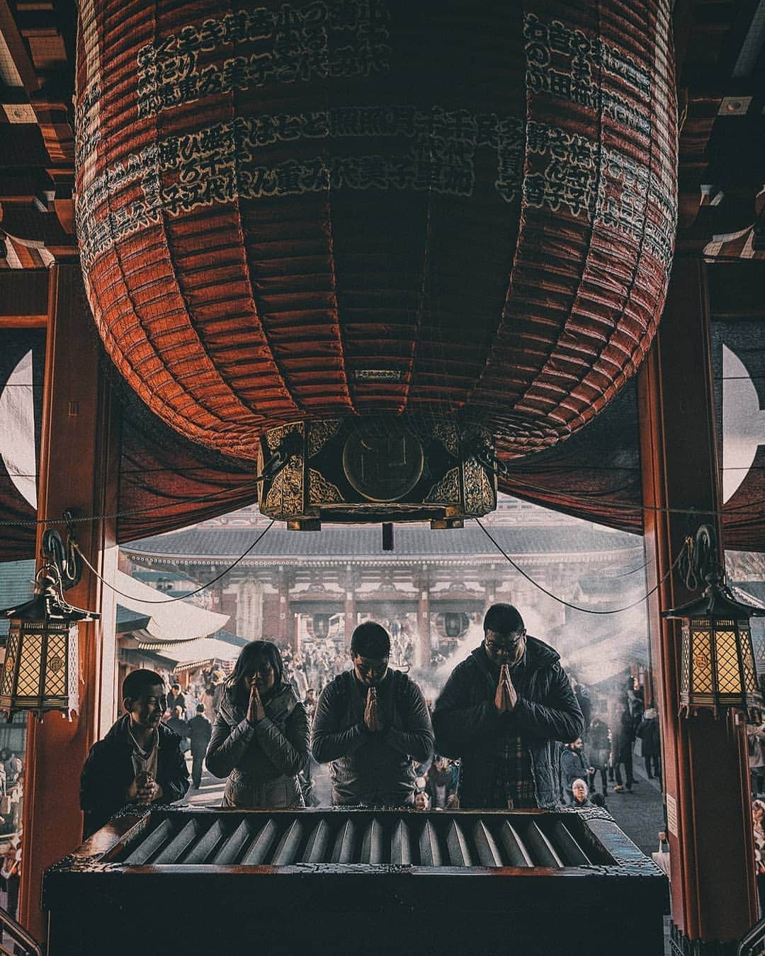 Berlin Tokyoのインスタグラム：「Many people go to shrines and temples to make wishes for the coming year. Also relatives come together to celebrate New Year.  New Year's Day is a very important day for Japanese people. . . . #hellofrom sensoji, #tokyo , #japan」