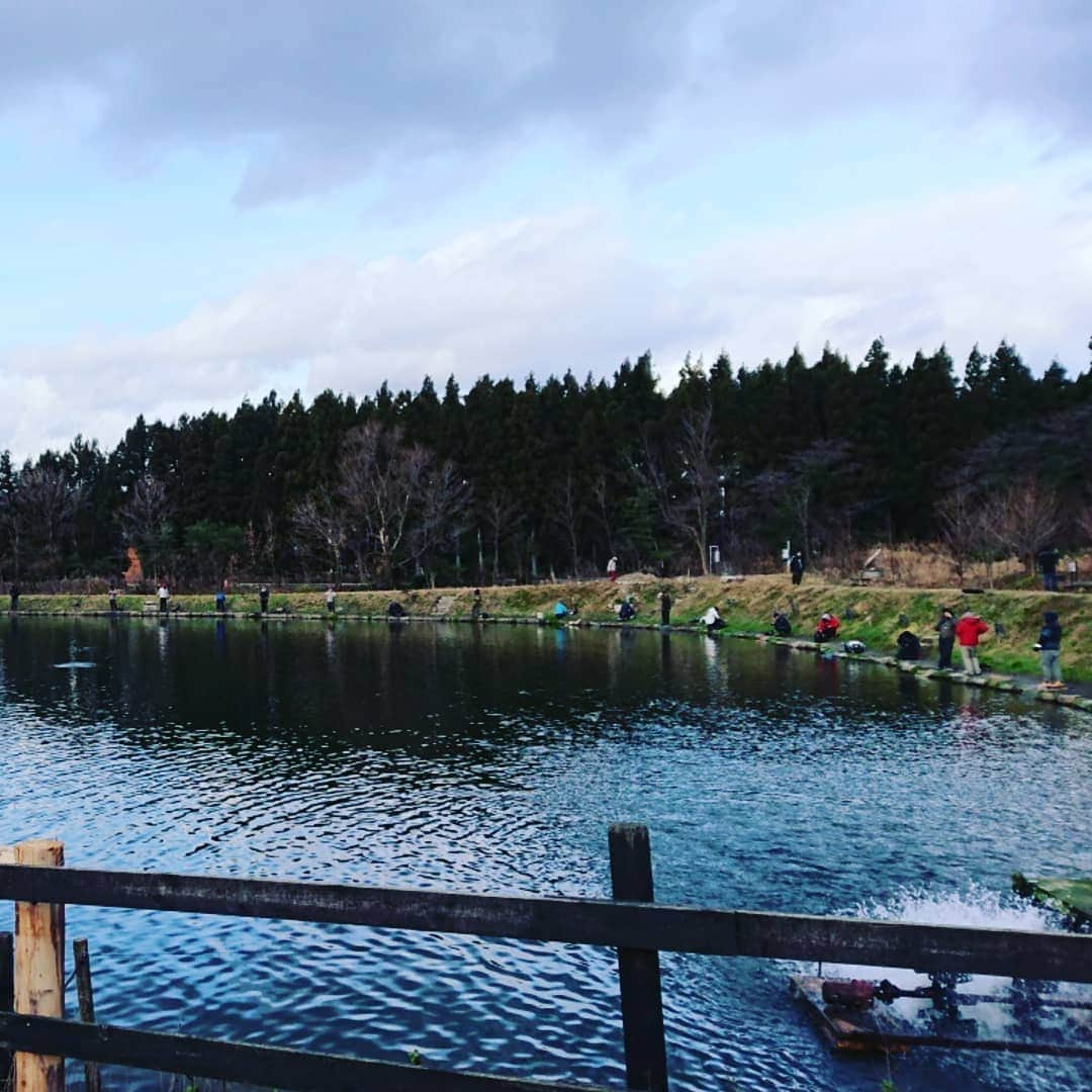 伊勢みずほさんのインスタグラム写真 - (伊勢みずほInstagram)「偶然通りかかったお蕎麦屋さん✨ 手打ち十割蕎麦。細くて滑らかで大変美味でした✨  五頭フィッシングパークにご挨拶にいったら巨大な大根おでんと、本格エスプレッソをごちそうになりました😊💘 そして大好きな保育園の園長先生にも会いに行って色んなお話しして。 夕方は旦飯野神社にお参り。  今年もいい出逢いがきっとある！ そんな予感がした一日でした☺️ #旦飯野神社  #新潟 #パワースポット #五頭フィッシングパーク #おでん #エスプレッソ #予感 #蕎麦 #新潟蕎麦 #麺活 #ありがとうございます😊 #伊勢みずほ」1月4日 22時08分 - isemizuhoo