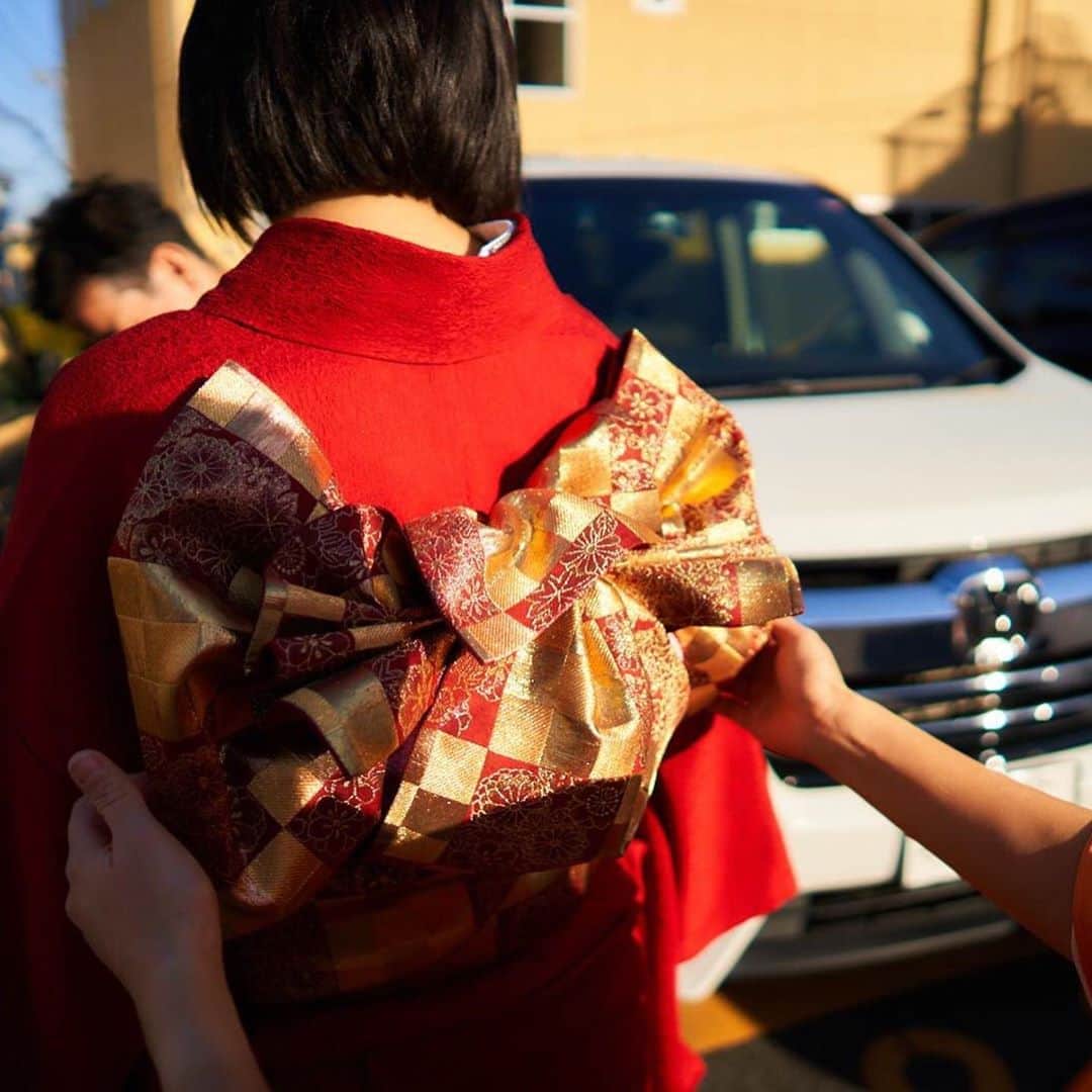 佃井皆美さんのインスタグラム写真 - (佃井皆美Instagram)「I came back to Japan the day before yesterday. Then I wore a kimono and I went to the shrine with my family for the first Shrine visit of the year. There were many many many people there🤣 Japanese New Year is very fun. Please come to Japan if you like…💕 #日本  #初詣」1月4日 22時13分 - minamitsukui