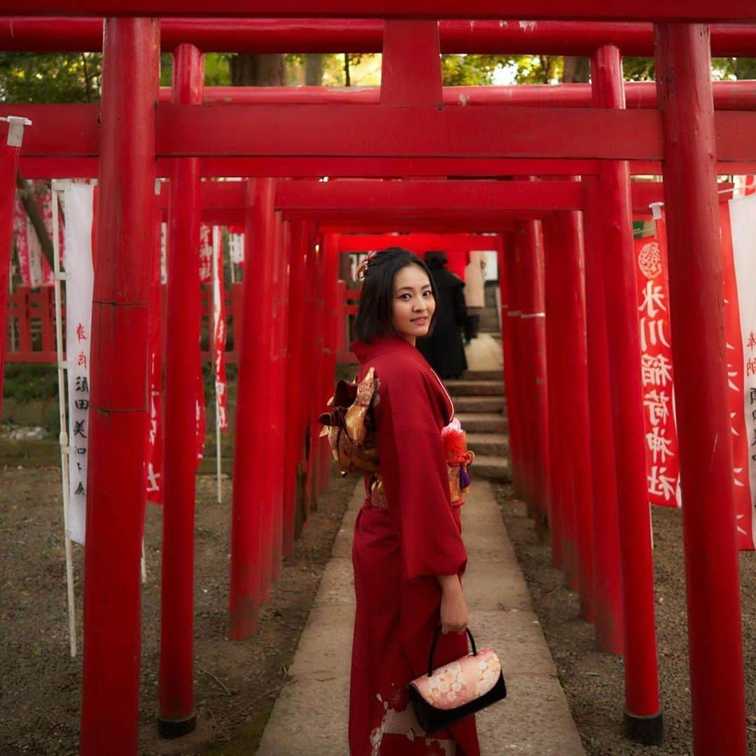 佃井皆美さんのインスタグラム写真 - (佃井皆美Instagram)「I came back to Japan the day before yesterday. Then I wore a kimono and I went to the shrine with my family for the first Shrine visit of the year. There were many many many people there🤣 Japanese New Year is very fun. Please come to Japan if you like…💕 #日本  #初詣」1月4日 22時13分 - minamitsukui