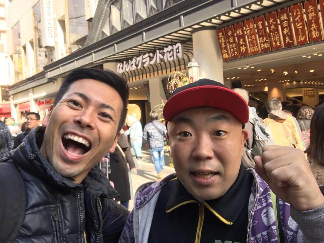 アキラ・コンチネンタル・フィーバーさんのインスタグラム写真 - (アキラ・コンチネンタル・フィーバーInstagram)「@shinkoizumi あっぱれ小泉さん、沢山ご馳走様でした！パワーつきました！！生放送前のお昼食べ歩き最高！！！ #takoyaki #ramen #oosaka」1月4日 22時13分 - official_akira7