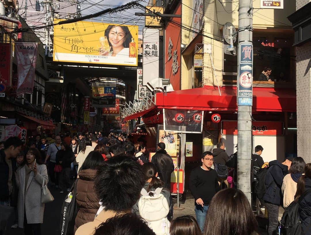 アキラ・コンチネンタル・フィーバーさんのインスタグラム写真 - (アキラ・コンチネンタル・フィーバーInstagram)「@shinkoizumi あっぱれ小泉さん、沢山ご馳走様でした！パワーつきました！！生放送前のお昼食べ歩き最高！！！ #takoyaki #ramen #oosaka」1月4日 22時13分 - official_akira7