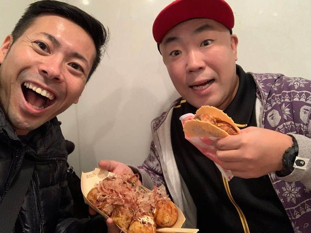 のインスタグラム：「@shinkoizumi あっぱれ小泉さん、沢山ご馳走様でした！パワーつきました！！生放送前のお昼食べ歩き最高！！！ #takoyaki #ramen #oosaka」