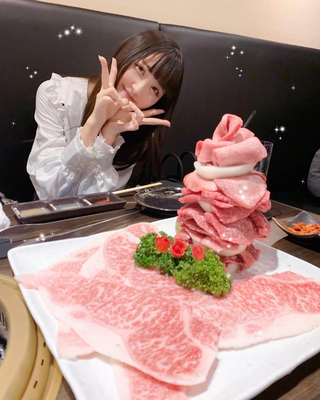 高木波夏のインスタグラム：「今日はぱぱとままとぱぱのお友達と焼肉ブルズ屋へ🍖 . たまに連れていってくれるんだけどほんっっっとうに美味しい、、、 ほっぺたが落ちるくらい美味しいです、、、 . 1.2枚目は超映えてる肉タワー🥺💗 また行きたい(っ＞ω＜c)♡ . . . . #焼肉 #月島 #月島焼肉ブルズ屋 #ブルズ #BULLS #インスタ映え #ディナー #ご褒美ご飯 #東京グルメ」