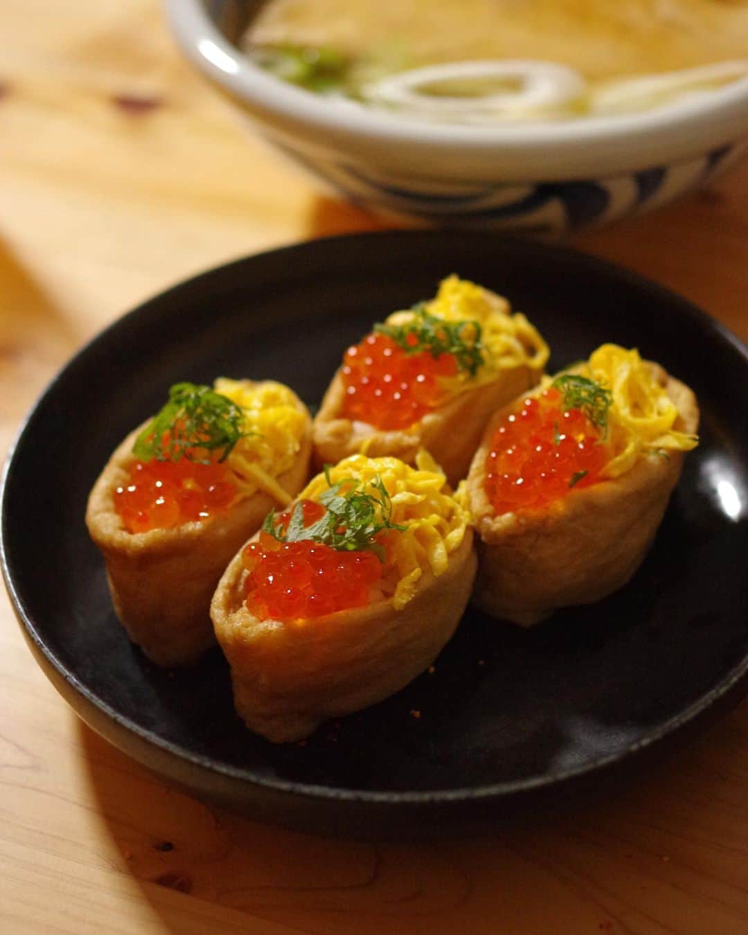 Akihiro Yoshidaさんのインスタグラム写真 - (Akihiro YoshidaInstagram)「#きつねうどん #いなり寿司  お揚げを出汁と醤油と砂糖で煮込んでおうどんで。  いくらが少し残っていたのでおいなりさんもついでに。  #おうちごはん #料理 #料理写真 #dinner #foodpic #丁寧な暮らし #うちごはん #晩ごはん #夕食 #料理写真 #手料理 #お家ごはん　#japanesefood」1月4日 22時14分 - akihiroy