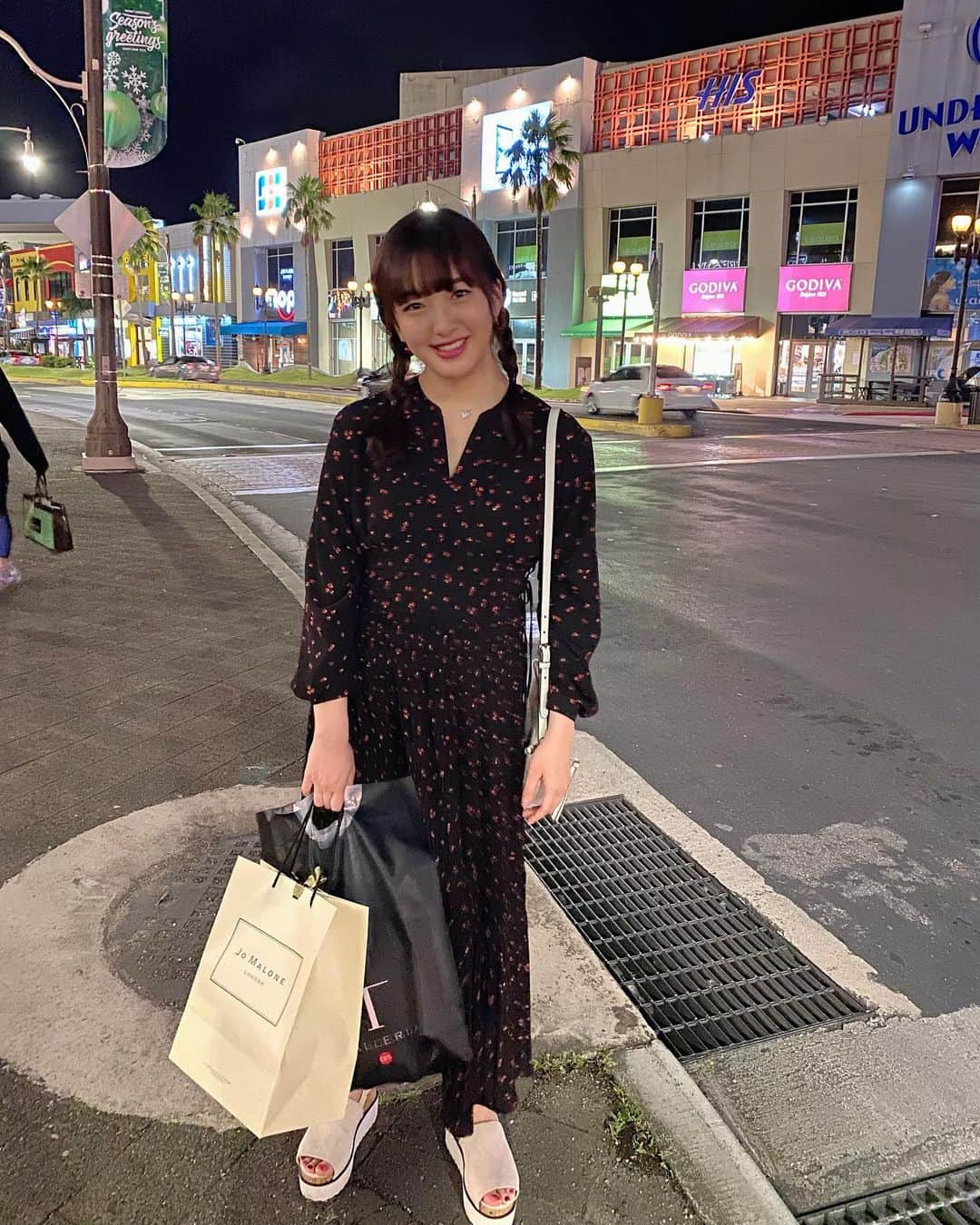 田島芽瑠さんのインスタグラム写真 - (田島芽瑠Instagram)「グアム最終日の夜🌃  定番のTギャラリアでお買い物☺️✨ 泊まったホテルアウトリガーの目の前にあるの！ 23時まで空いてるから、毎日夜行った😂💕 コスメ、ブランド、お土産何でも揃うからみてるだけでも楽しい🛍  #jomalone の香水を買いました☺️ 大人デビュー✨  #グアム旅行 #グアム #グアム土産 #グアム購入品　#Tギャラリア　#ギャラリアグアム　#galleria #tgalleriaguam #dfsギャラリア #dfs #dfsguam #guam #guamtrip #instaguam #海外旅行 #リゾート #リゾートコーデ #snidel #スナイデル」1月4日 22時28分 - meru_chan_official