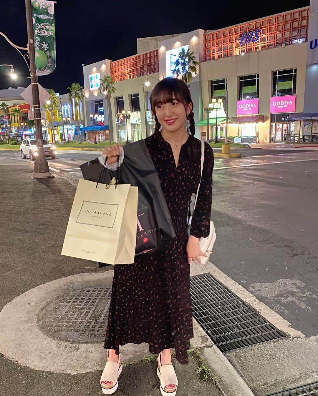 田島芽瑠さんのインスタグラム写真 - (田島芽瑠Instagram)「グアム最終日の夜🌃  定番のTギャラリアでお買い物☺️✨ 泊まったホテルアウトリガーの目の前にあるの！ 23時まで空いてるから、毎日夜行った😂💕 コスメ、ブランド、お土産何でも揃うからみてるだけでも楽しい🛍  #jomalone の香水を買いました☺️ 大人デビュー✨  #グアム旅行 #グアム #グアム土産 #グアム購入品　#Tギャラリア　#ギャラリアグアム　#galleria #tgalleriaguam #dfsギャラリア #dfs #dfsguam #guam #guamtrip #instaguam #海外旅行 #リゾート #リゾートコーデ #snidel #スナイデル」1月4日 22時28分 - meru_chan_official