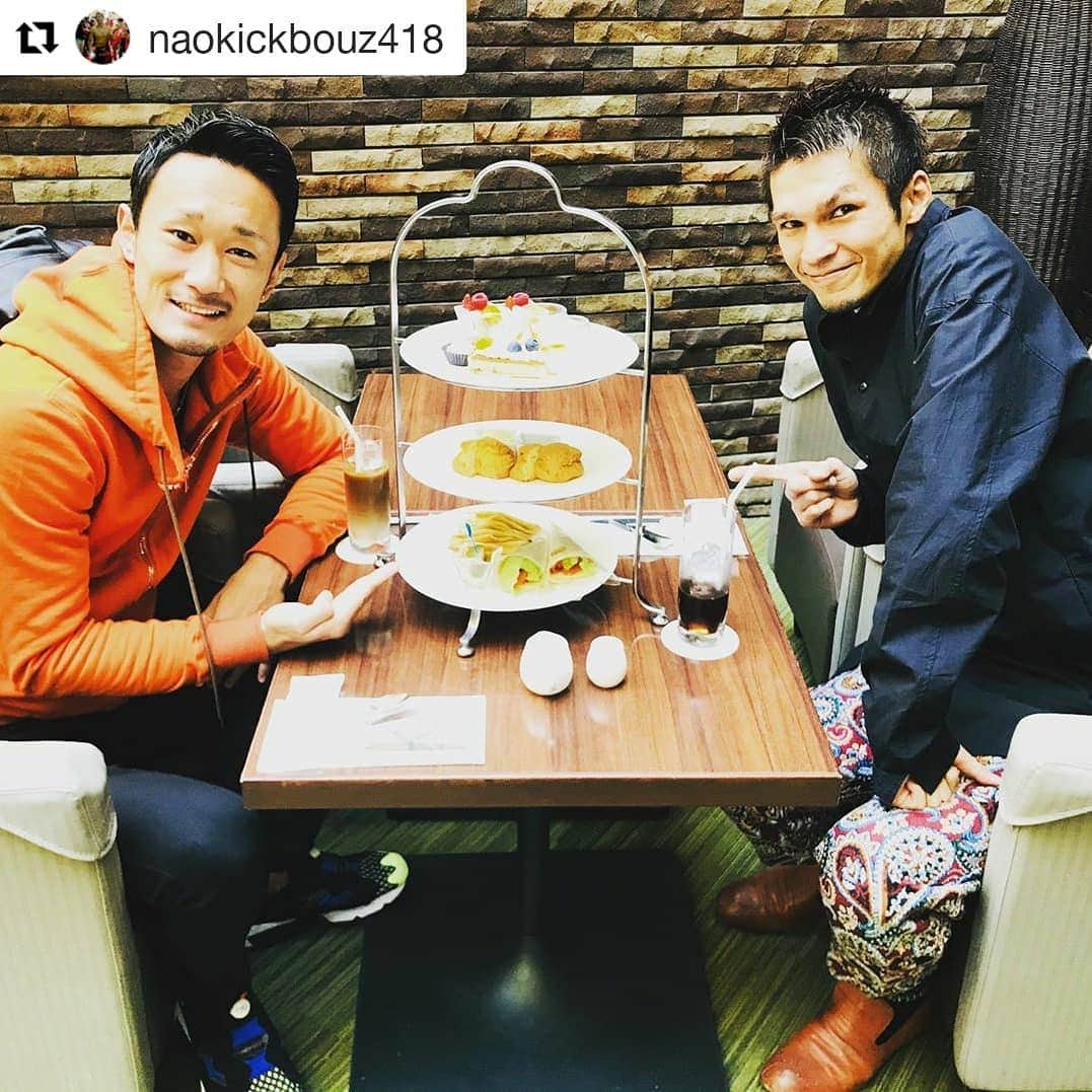 梅野源治のインスタグラム：「先日、石川直生さんとお話しさせていただきました✨  僕が格闘技を始めた時には既にチャンピオンで全日本キックボクシング連盟の四天王と呼ばれていた方👊 会長からは"石川くんの試合を観て勉強した方がいい"と言われていました！！ 以前は、オスカープロモーション所属でモデルもされていて、今では講演やKrush.K1の実況解説、クロコを扱う自社ブランドまで展開している石川さん #とても勉強になりました #感謝です  #Repost @naokickbouz418 (@get_repost) ・・・ 男二人でアフターヌーンティ笑 #梅野源治 #話せば話すほど正しい男 #プロフェッショナル #キックボクシング界の至宝」