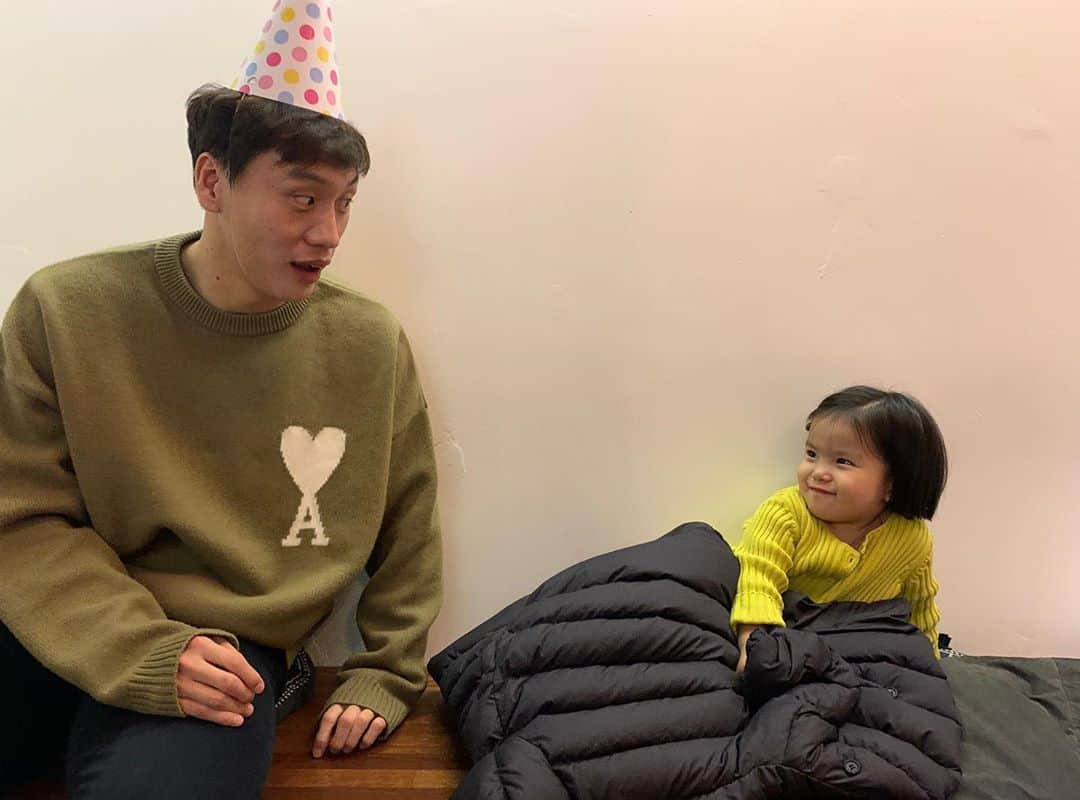 オ・ジェソクさんのインスタグラム写真 - (オ・ジェソクInstagram)「여수에서 맞이한 2020년의 나의 생일 @_sungun 다정하고 올곧은 아버지. 꼭 닮고 싶은 성언이형이 준비해주신 케이크와 맛있는 커피, 책 선물, 너무나도 예쁜 윤조와의 시간까지 정말 감사했습니다. 그리고 보내주신 많은 축하메시지 감사드립니다. 2020년 한 해 더욱 더 열심히 살아가겠습니다!」1月4日 22時30分 - jaesuk_oh