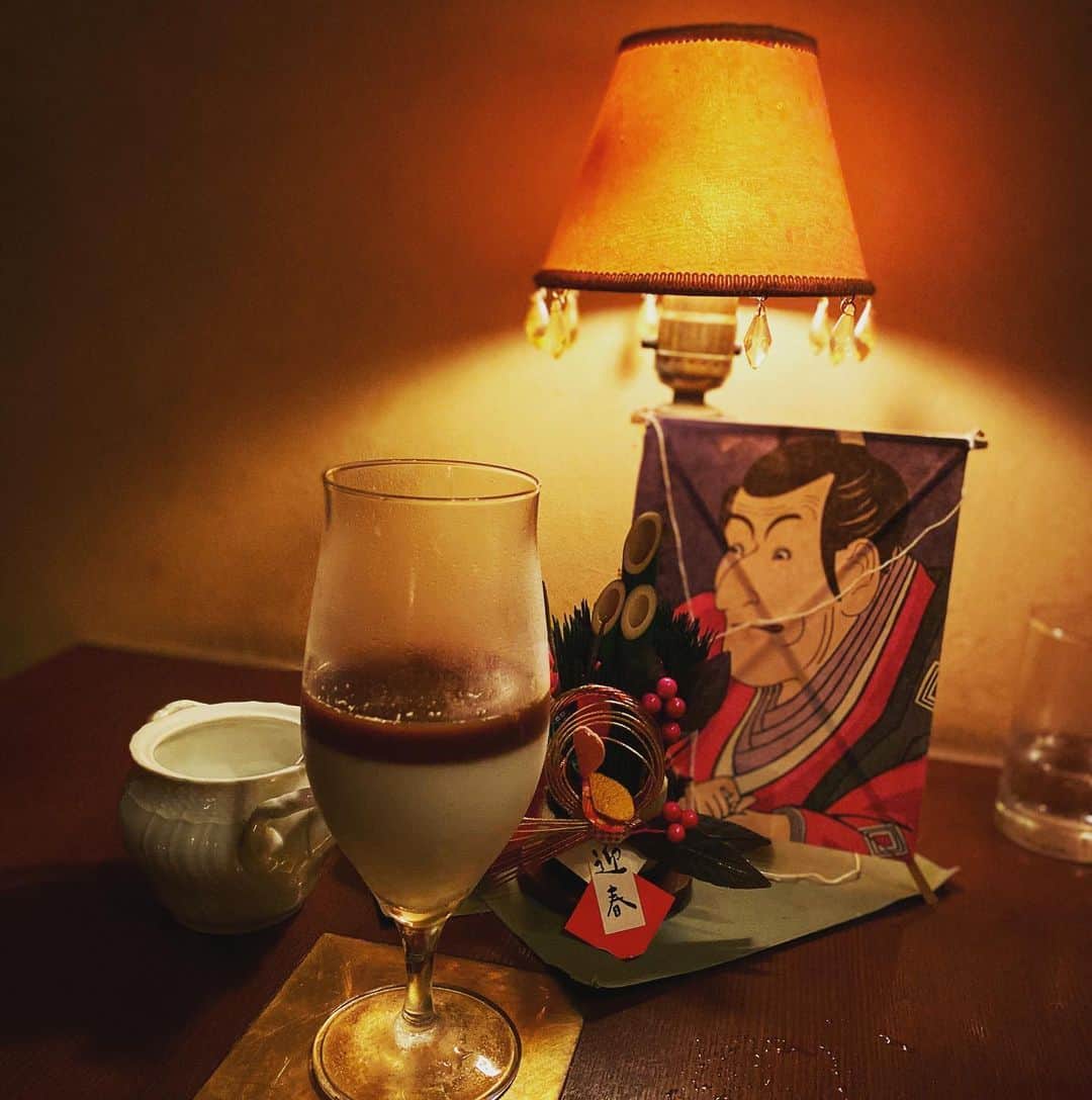 岡田優介のインスタグラム：「名古屋の夜カフェ  #カフェオレグラッセ #フィユドゥヴァンサンヌ #くっきり二層のカフェオレ #名古屋カフェ #カフェ巡り」