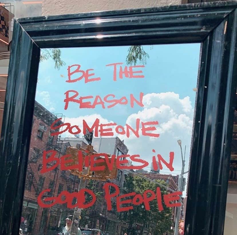マーロン・テシェイラのインスタグラム：「—- “We all have our reasons.” #2020 ❤️ #BeKind —- “Seja a razão para alguém acreditar em boas pessoas.” 🌻🐒🤙🏽 —- 🎩...Peace&Light...♻️ —- #GoodVibesOnly」